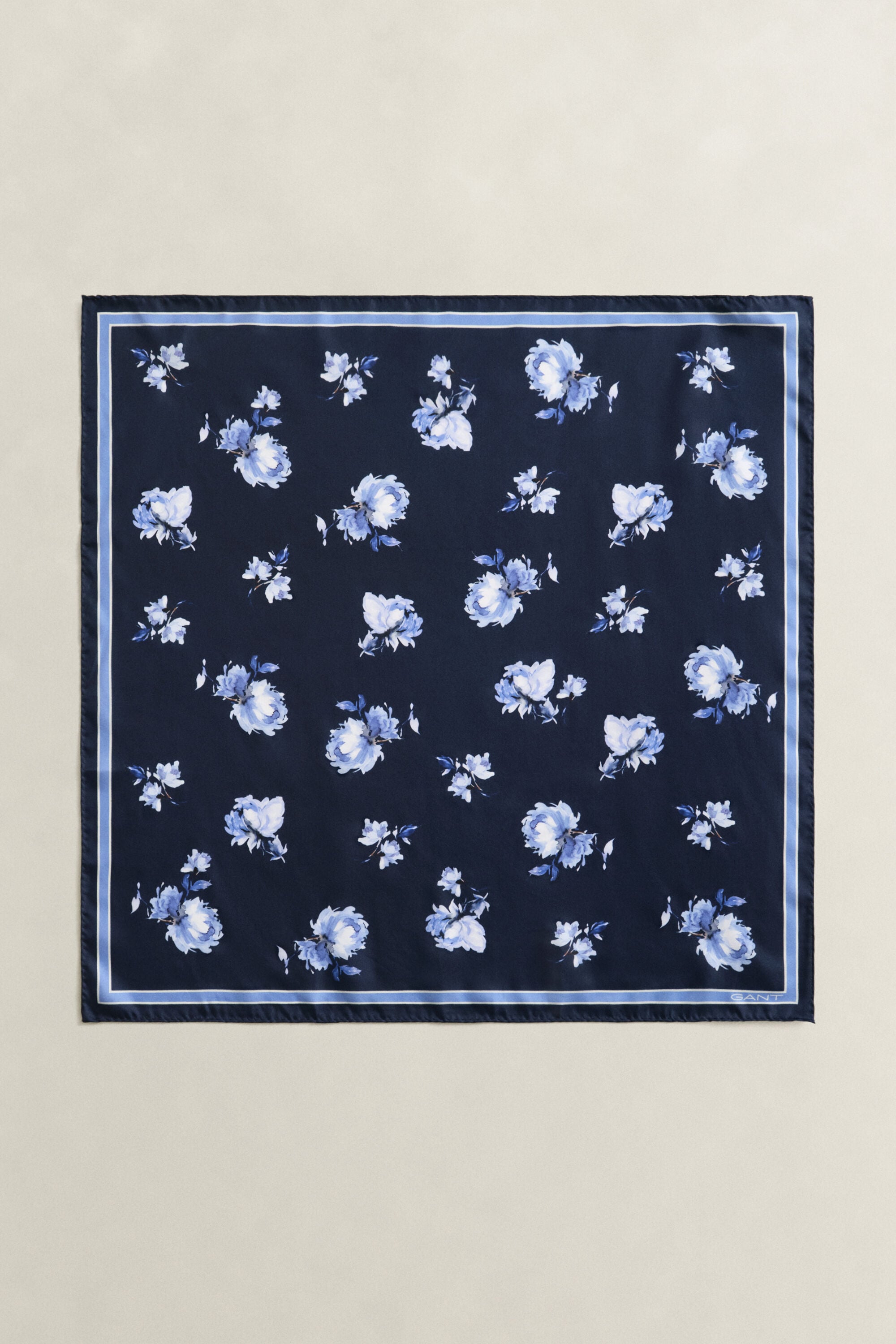 Pañuelo de seda con estampado floral