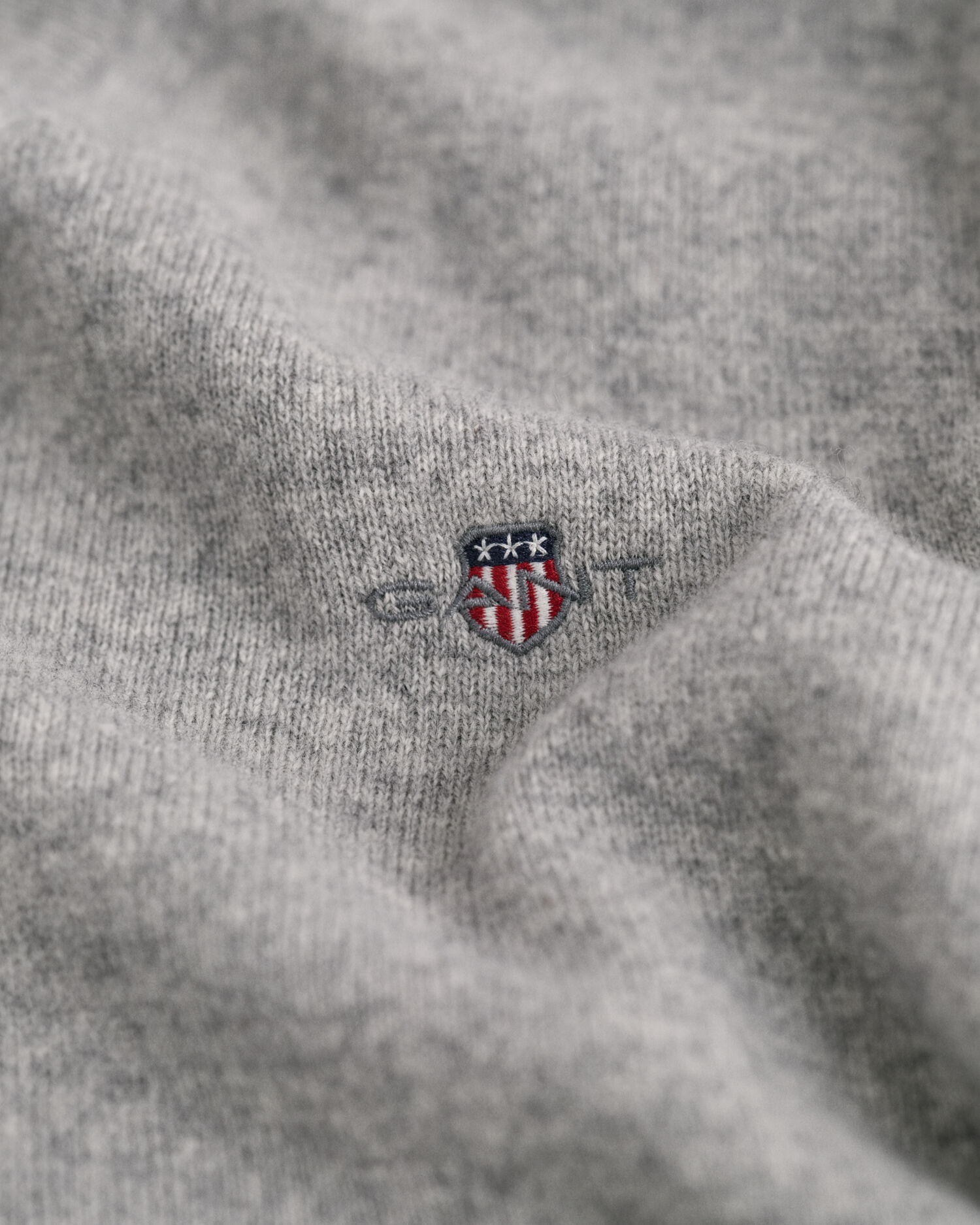 Jersey de cuello de pico en lana de oveja muy fina