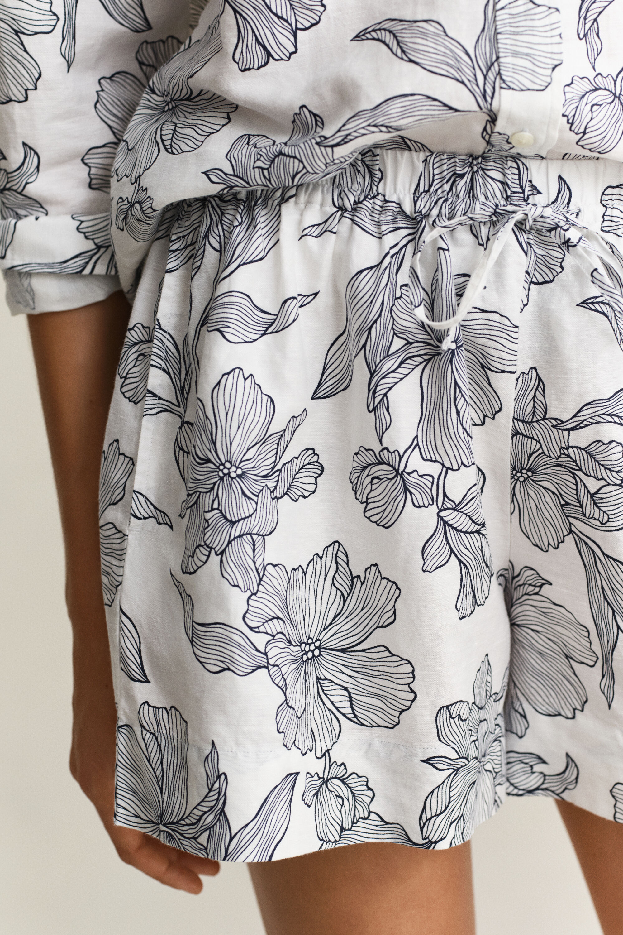 Pantalones cortos de lino con estampado de flores