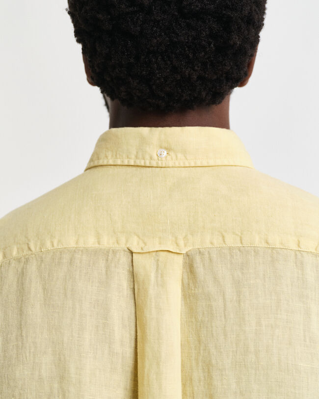 Camisa Regular Fit de lino teñido en prenda