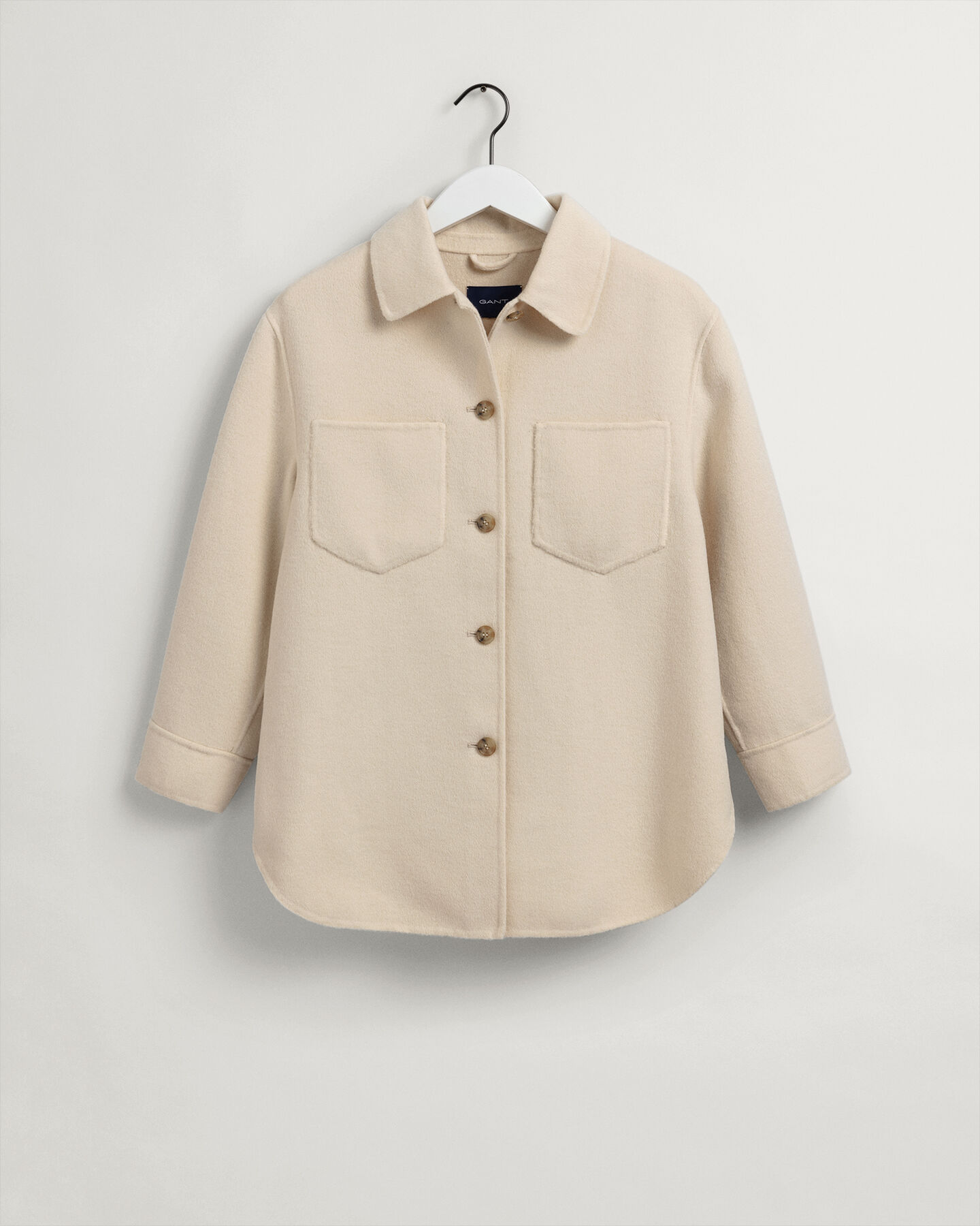 Sobrecamisa cosida a mano