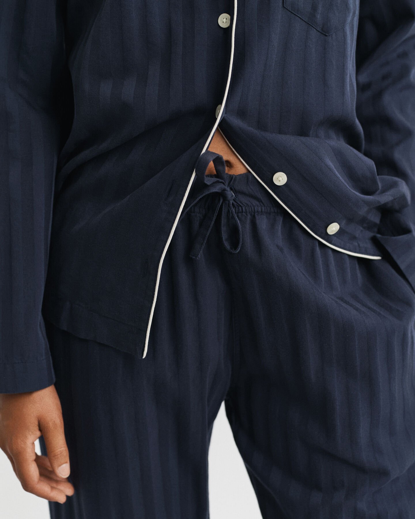 Caja de regalo con pijama de rayas de satén