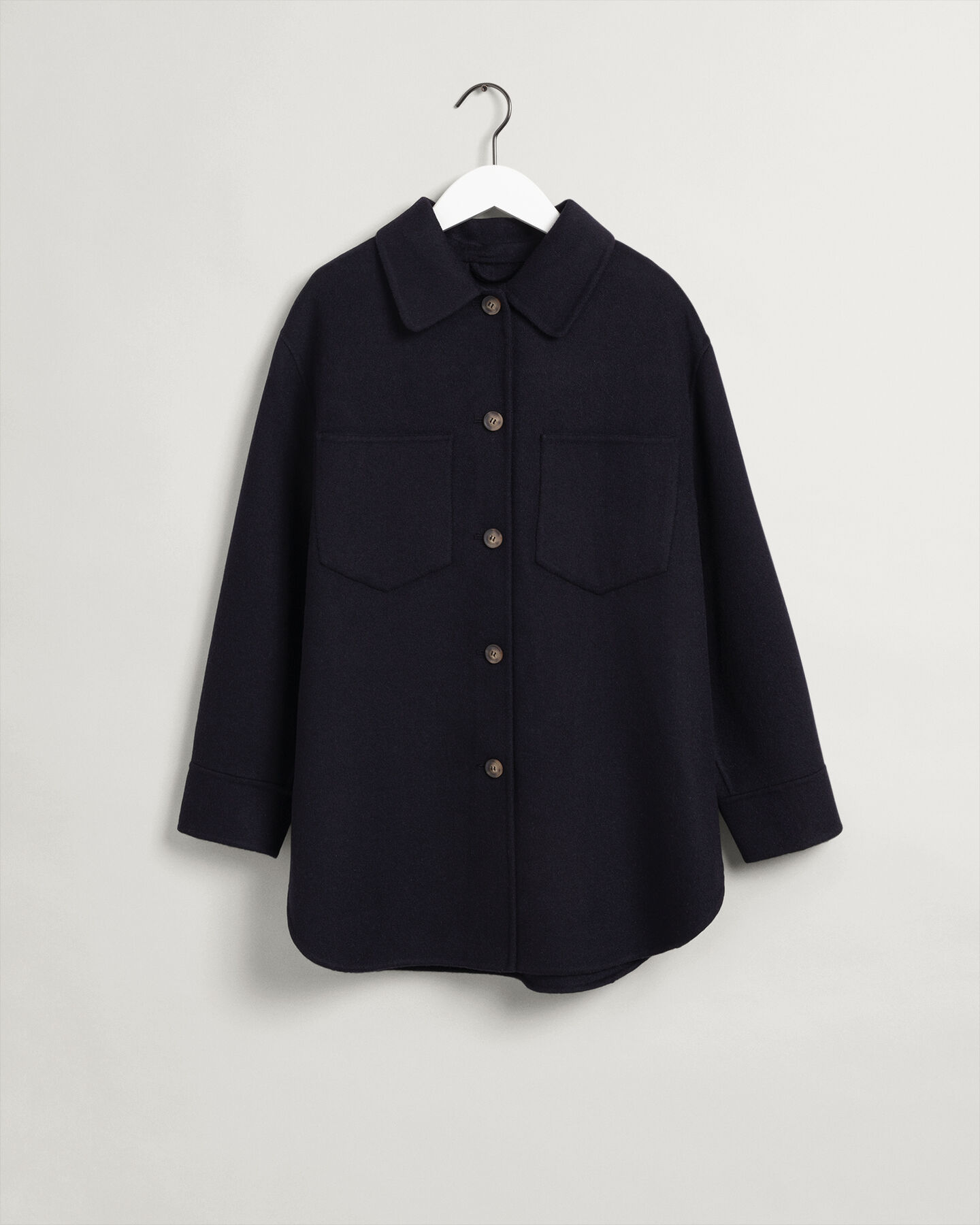 Sobrecamisa cosida a mano