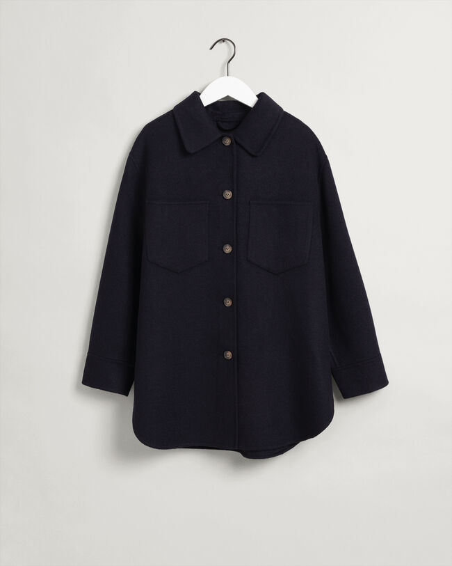 Sobrecamisa cosida a mano