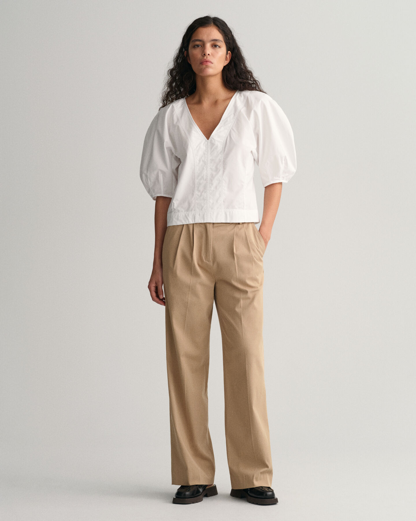 Top con cuello de pico y manga globo