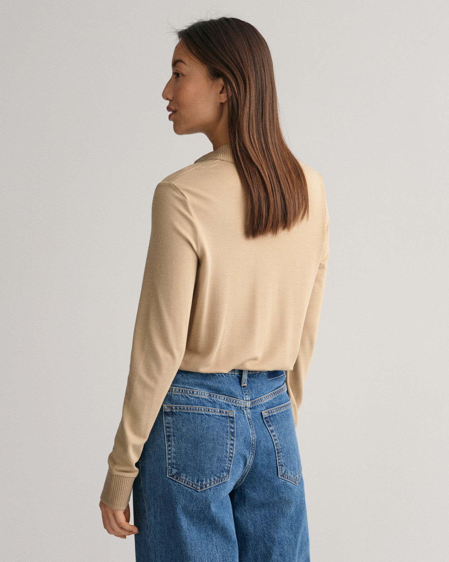 Polo de manga larga con cuello y detalle