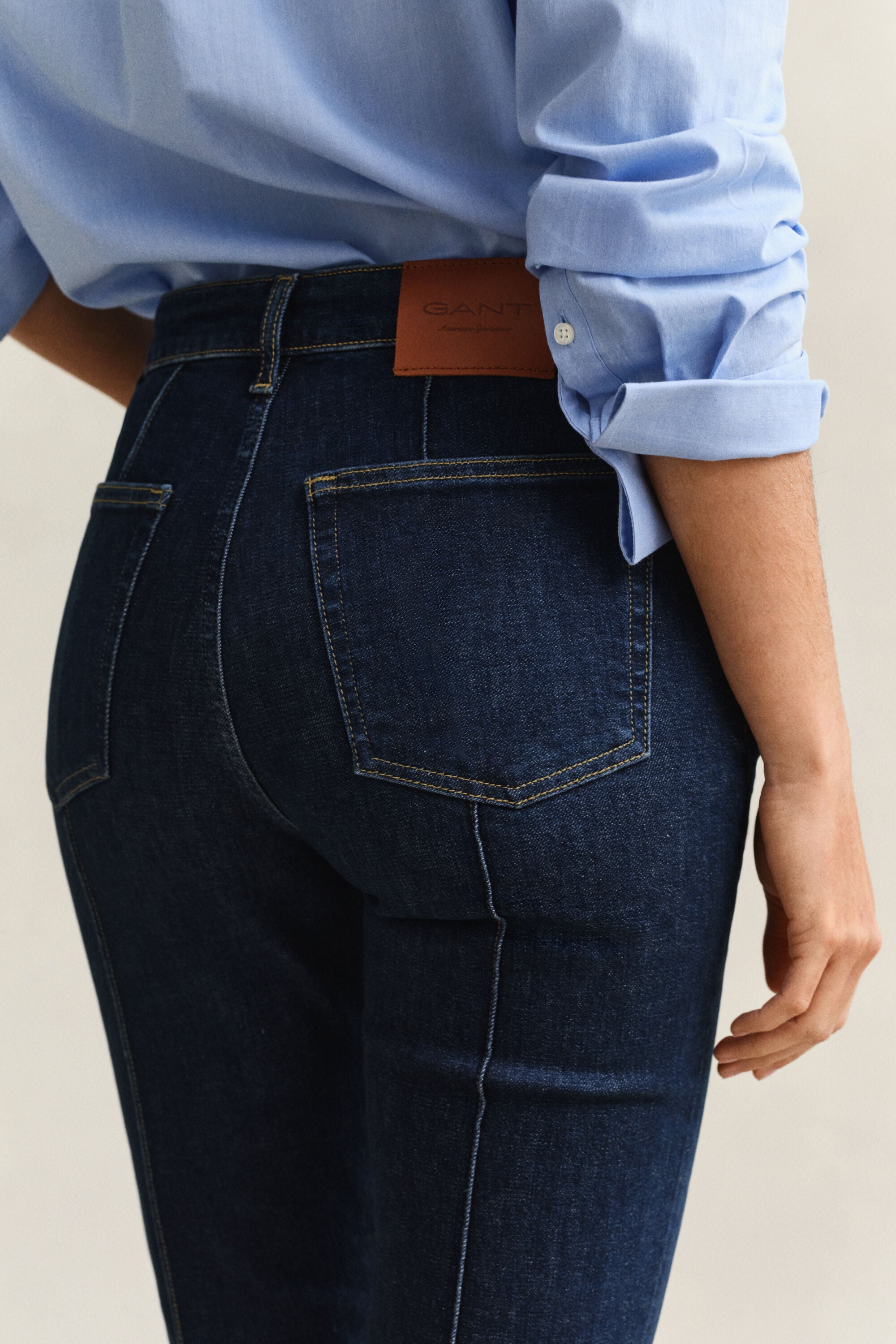 Vaqueros Slim Fit acampanados con pinzas
