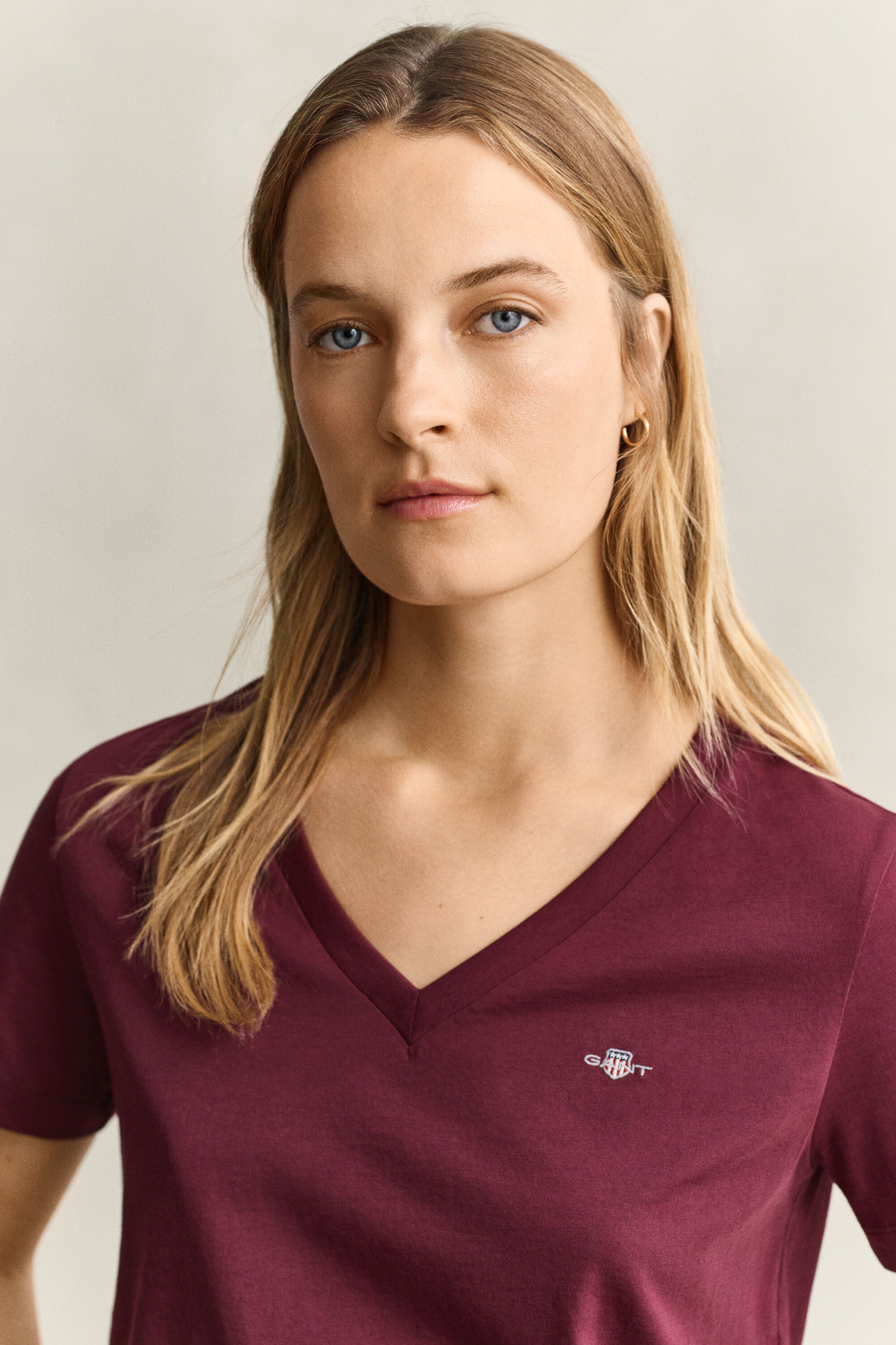 Camiseta Shield con cuello de pico