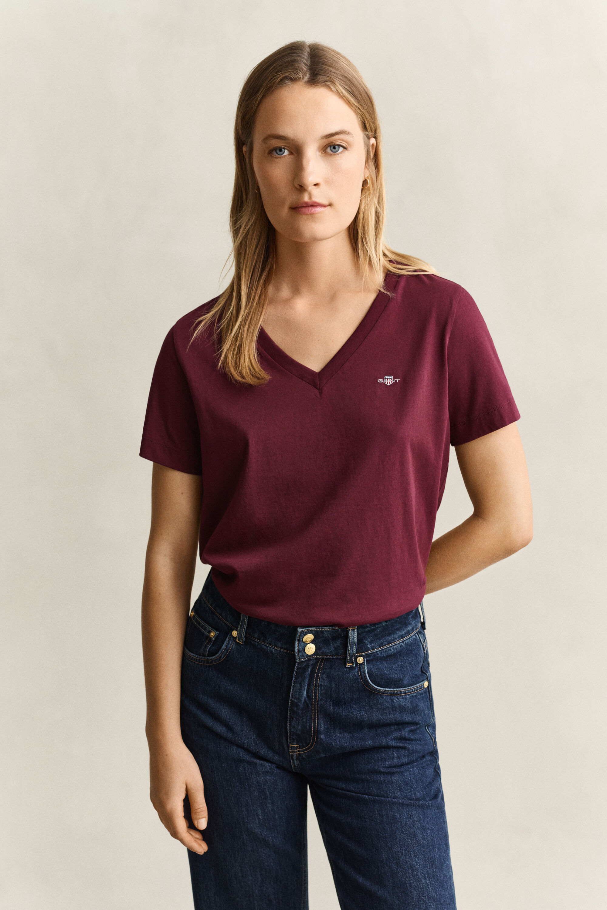 Camiseta Shield con cuello de pico