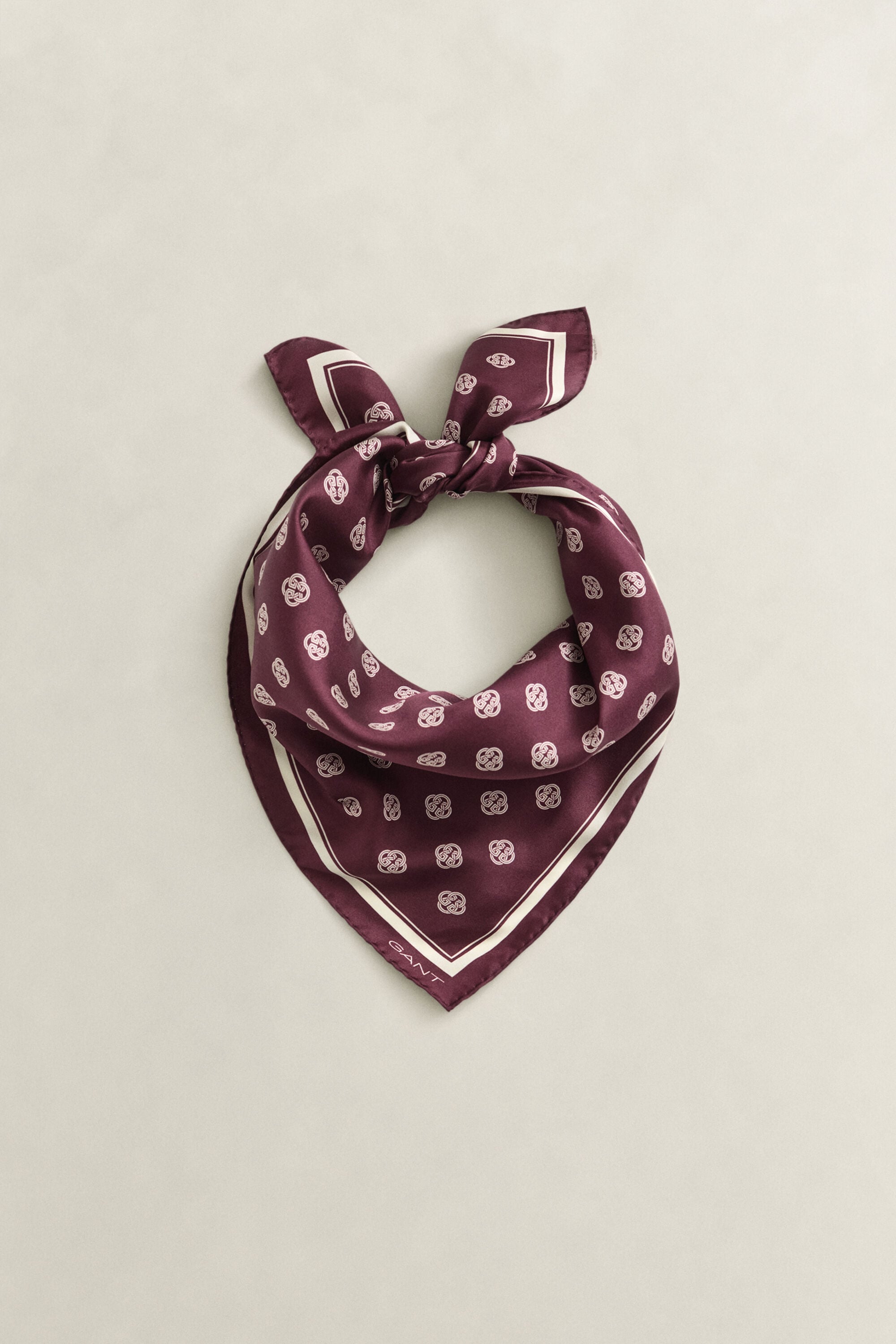 Pañuelo de seda con monograma