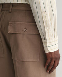 Pantalones chinos de pinzas con cinturón