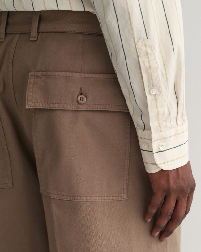 Pantalones chinos de pinzas con cinturón