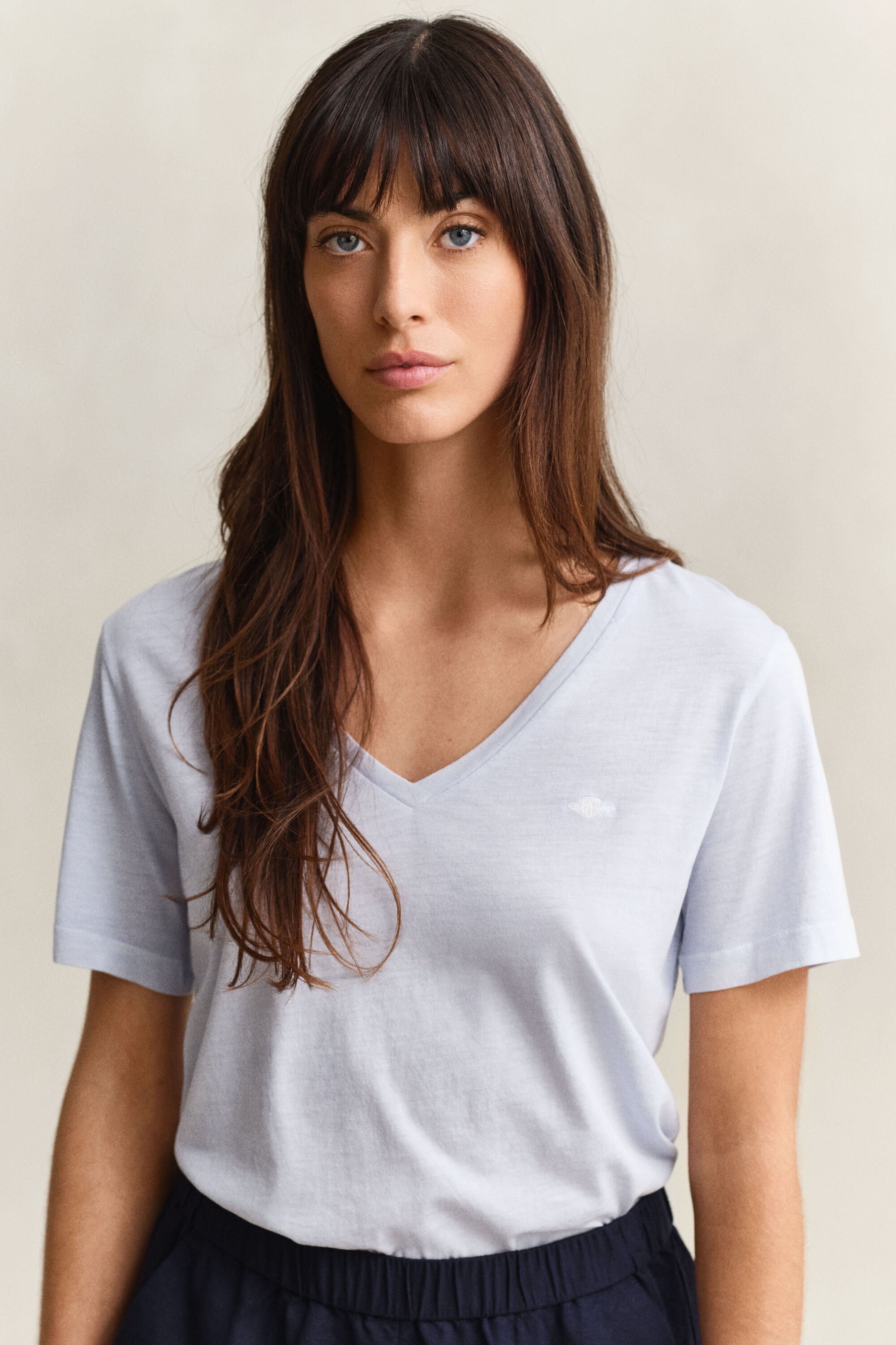 Camiseta Shield lavada con cuello de pico