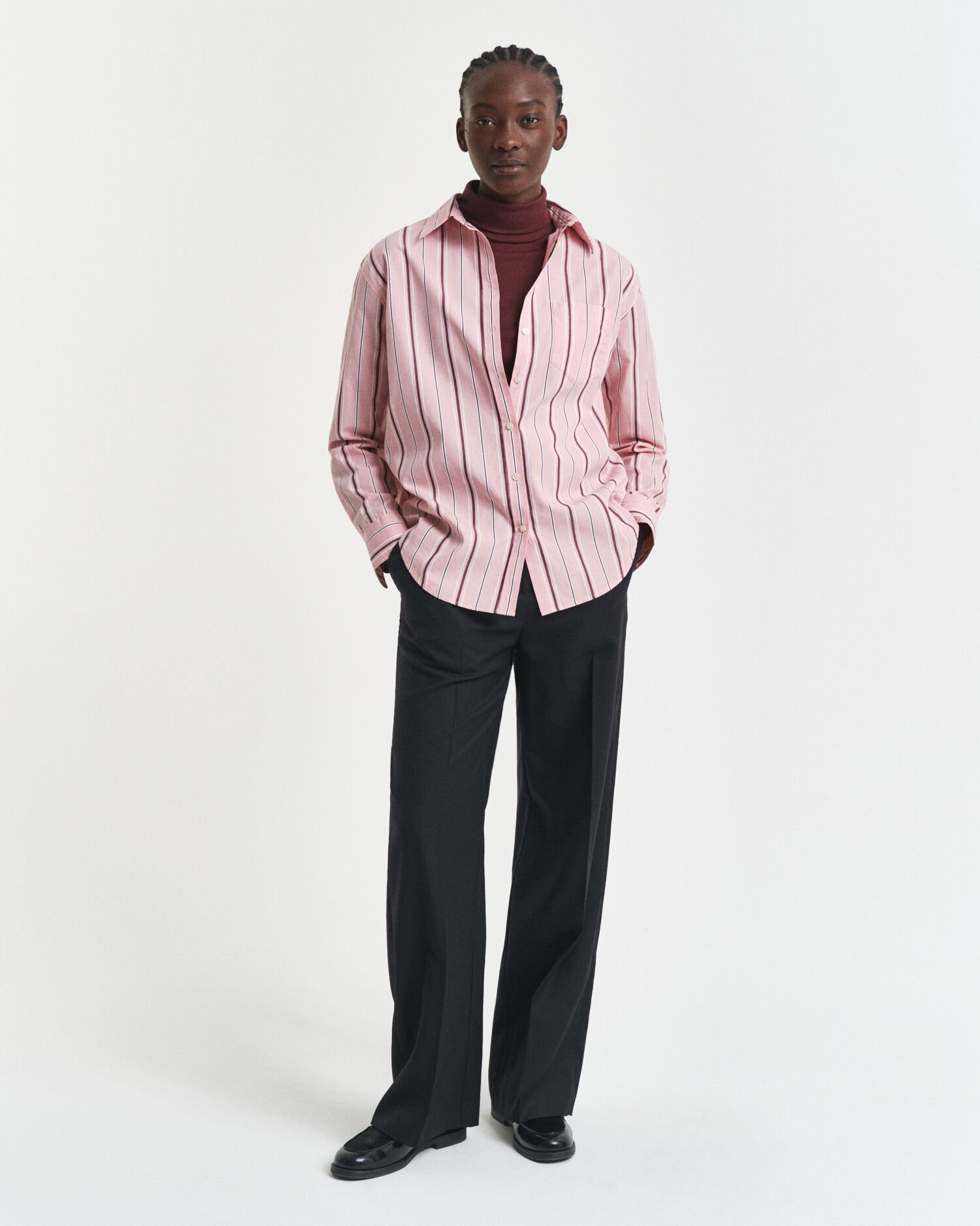 Top ligero de algodón con cuello de cisne