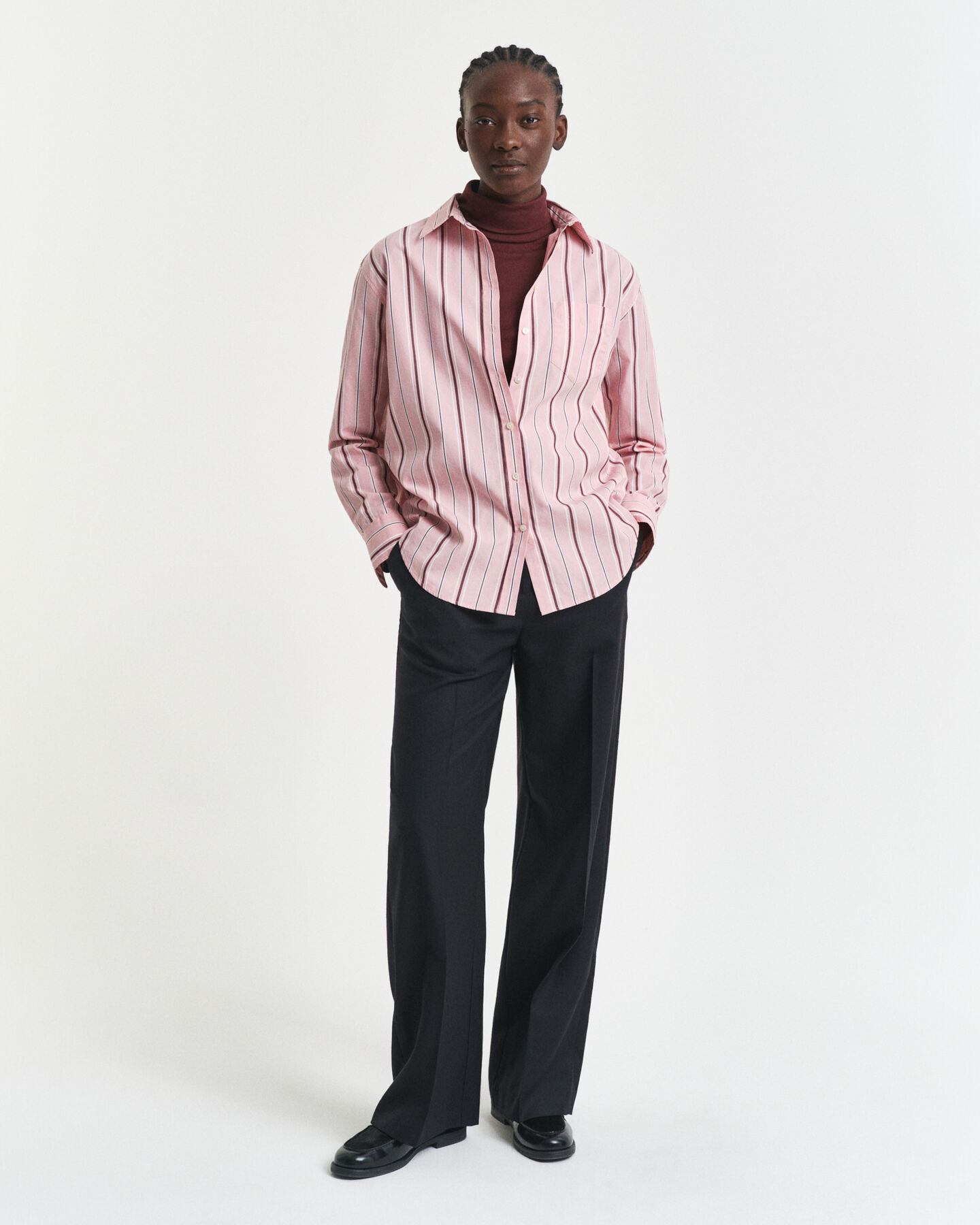 Top ligero de algodón con cuello de cisne