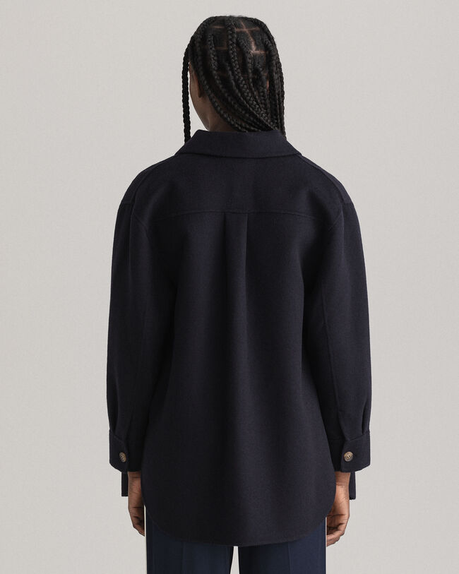 Sobrecamisa cosida a mano