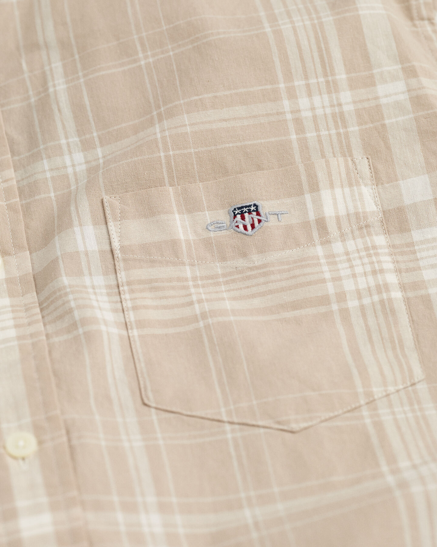 Camisa Regular Fit de manga corta en algod&oacute;n y lino a cuadros