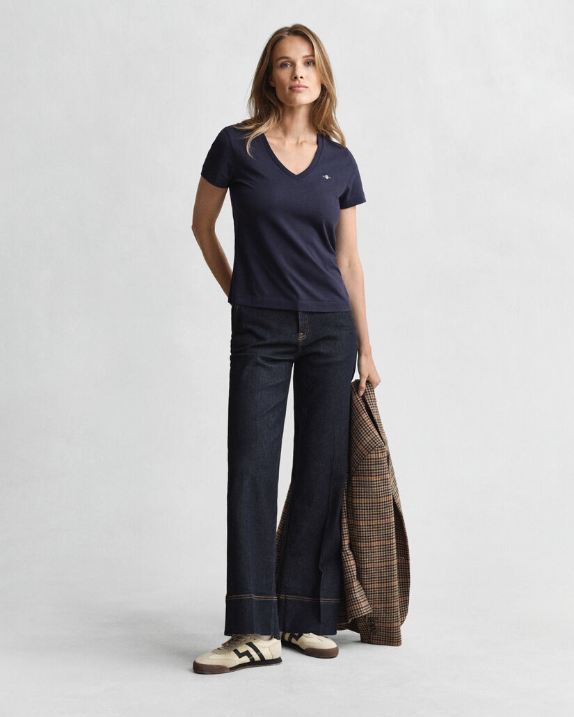 Camiseta Shield con cuello de pico