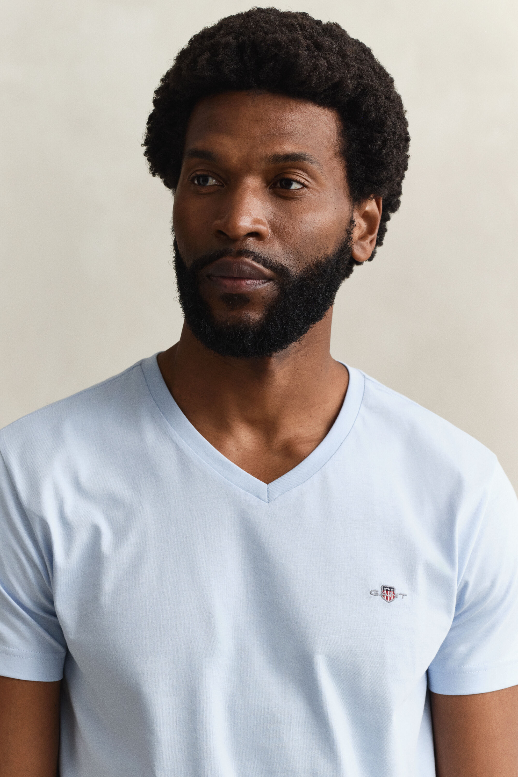 Camiseta Slim Fit Shield con cuello de pico