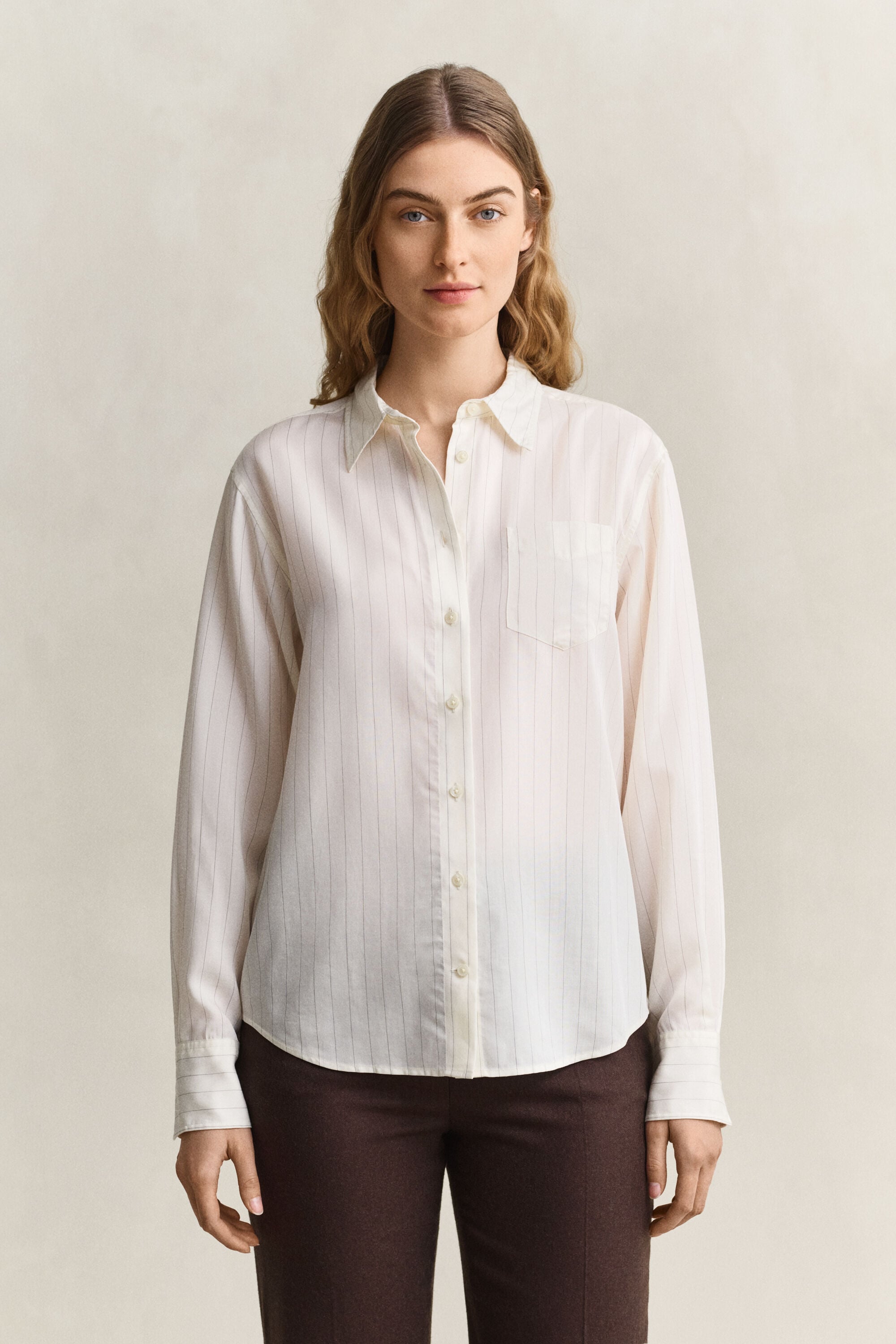 Camisa con detalle posterior plegado