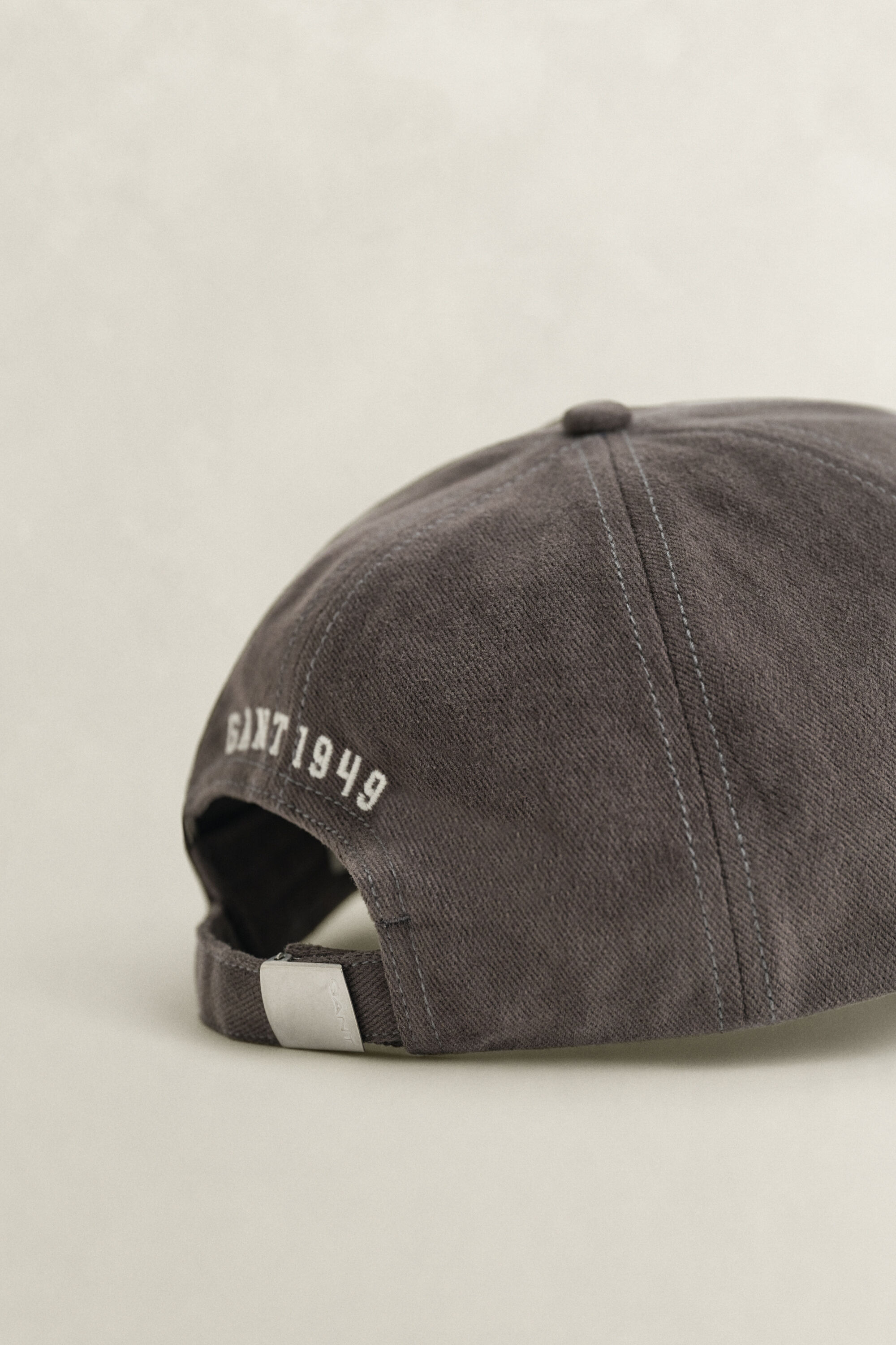 Gorra con insignia G