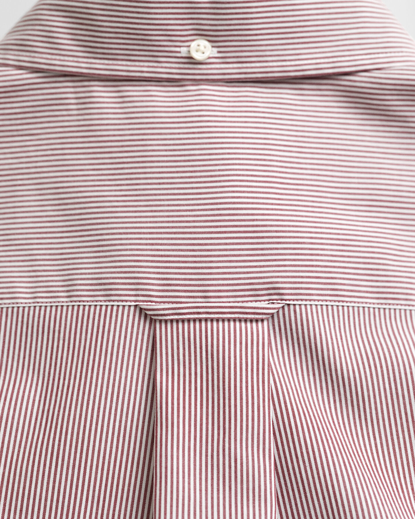 Camisa Regular Fit clásica de popelina a rayas finas