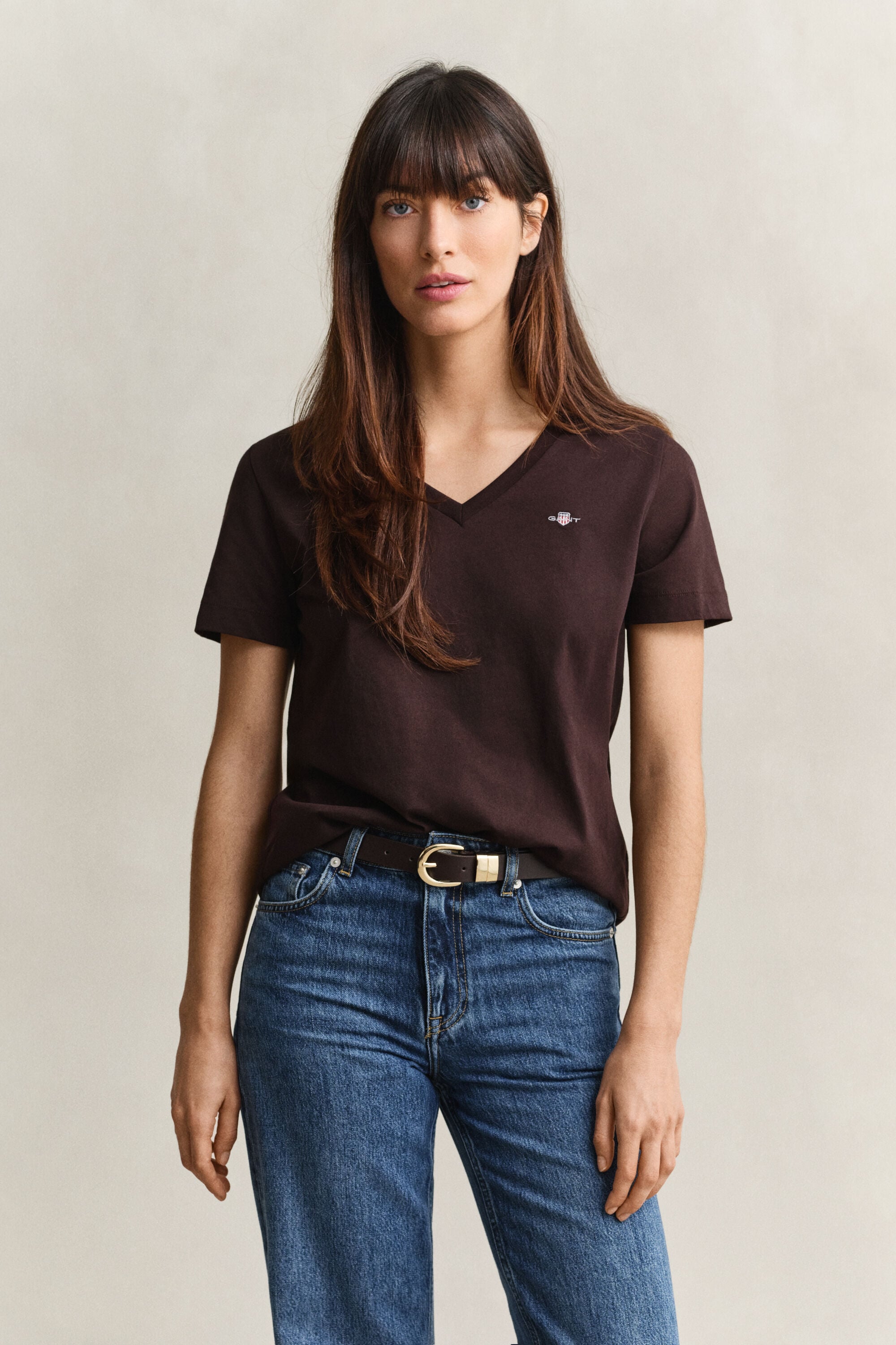 Camiseta Shield con cuello de pico
