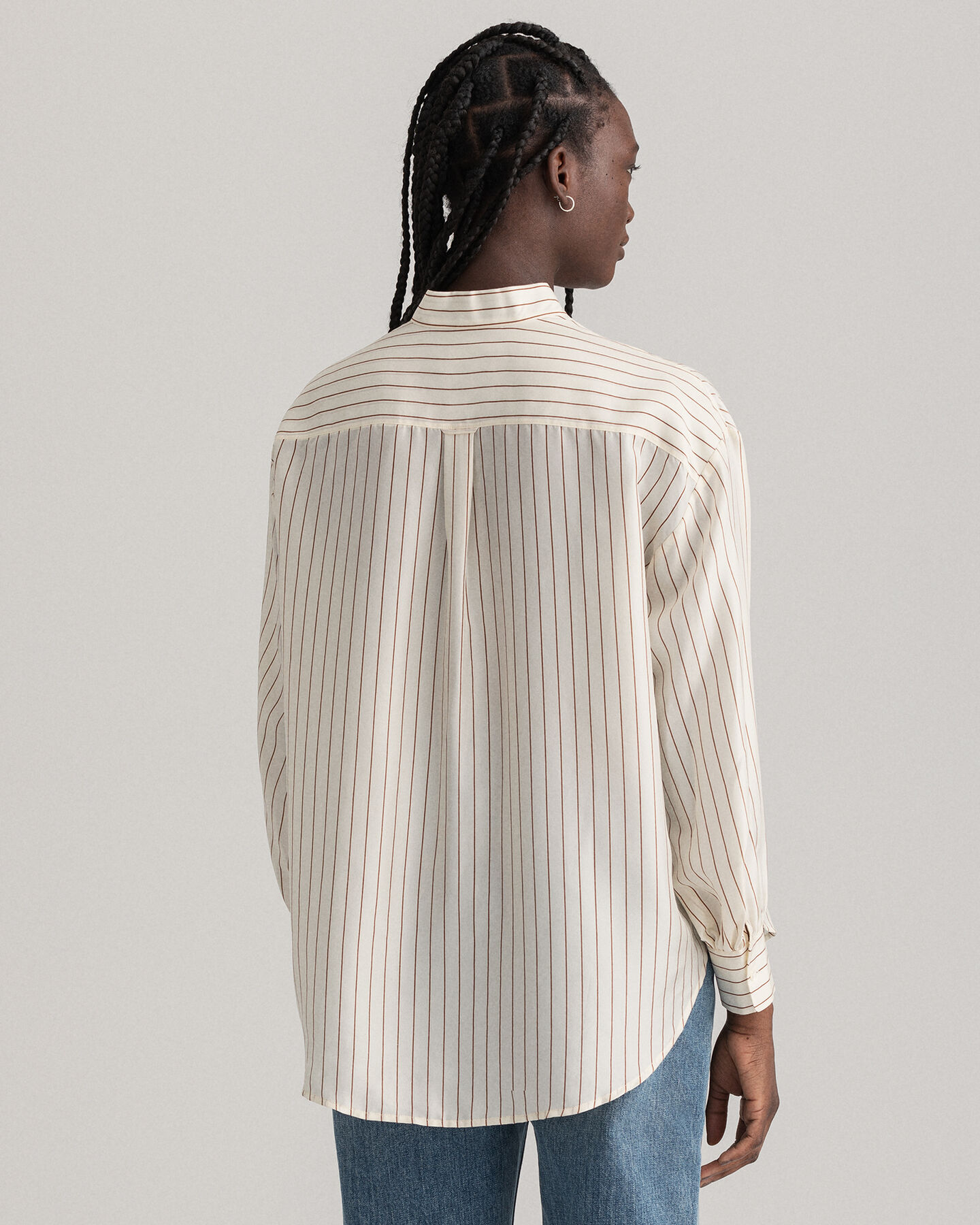 Camisa de seda de raya diplom&aacute;tica con lazada