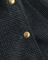 Abrigo de cuadros cosido a mano