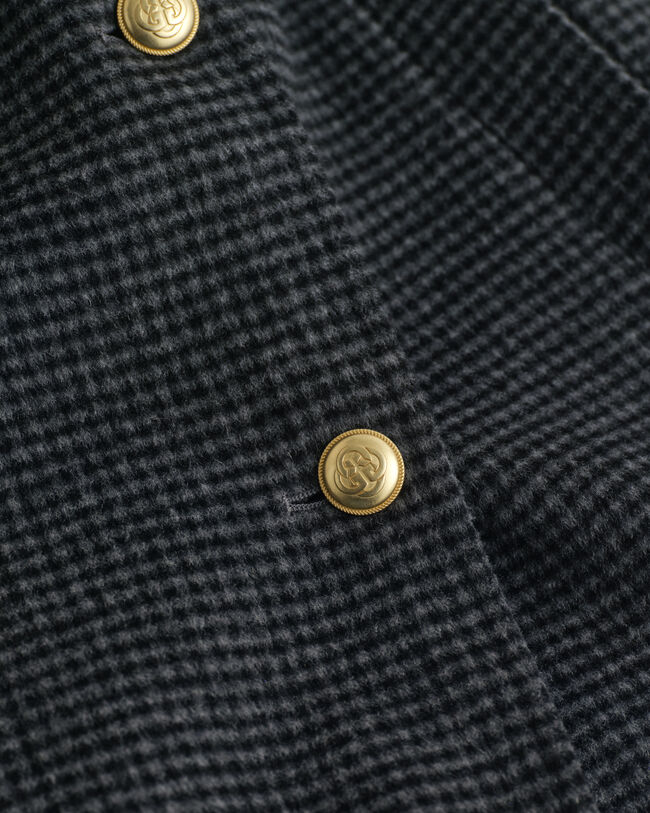 Abrigo de cuadros cosido a mano