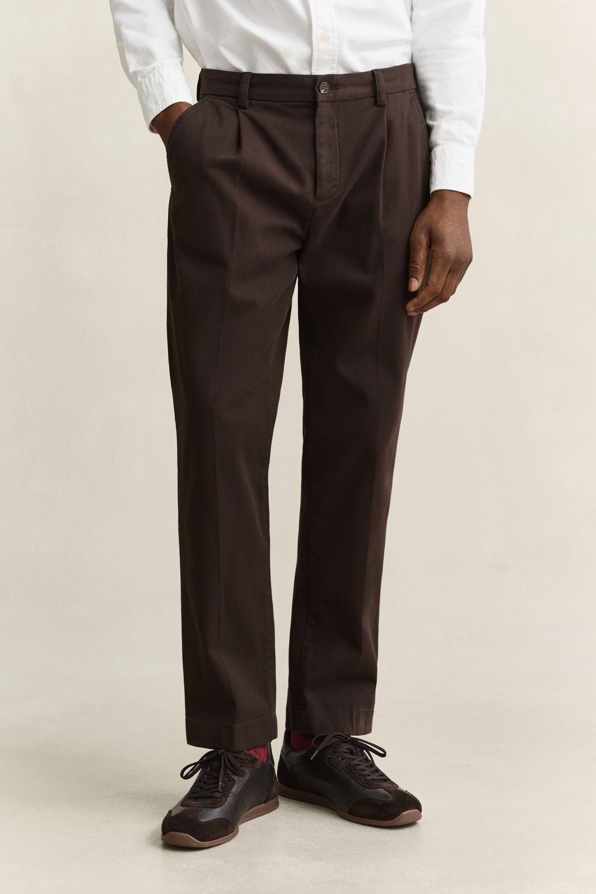 Pantalones chinos ajustados en el bajo