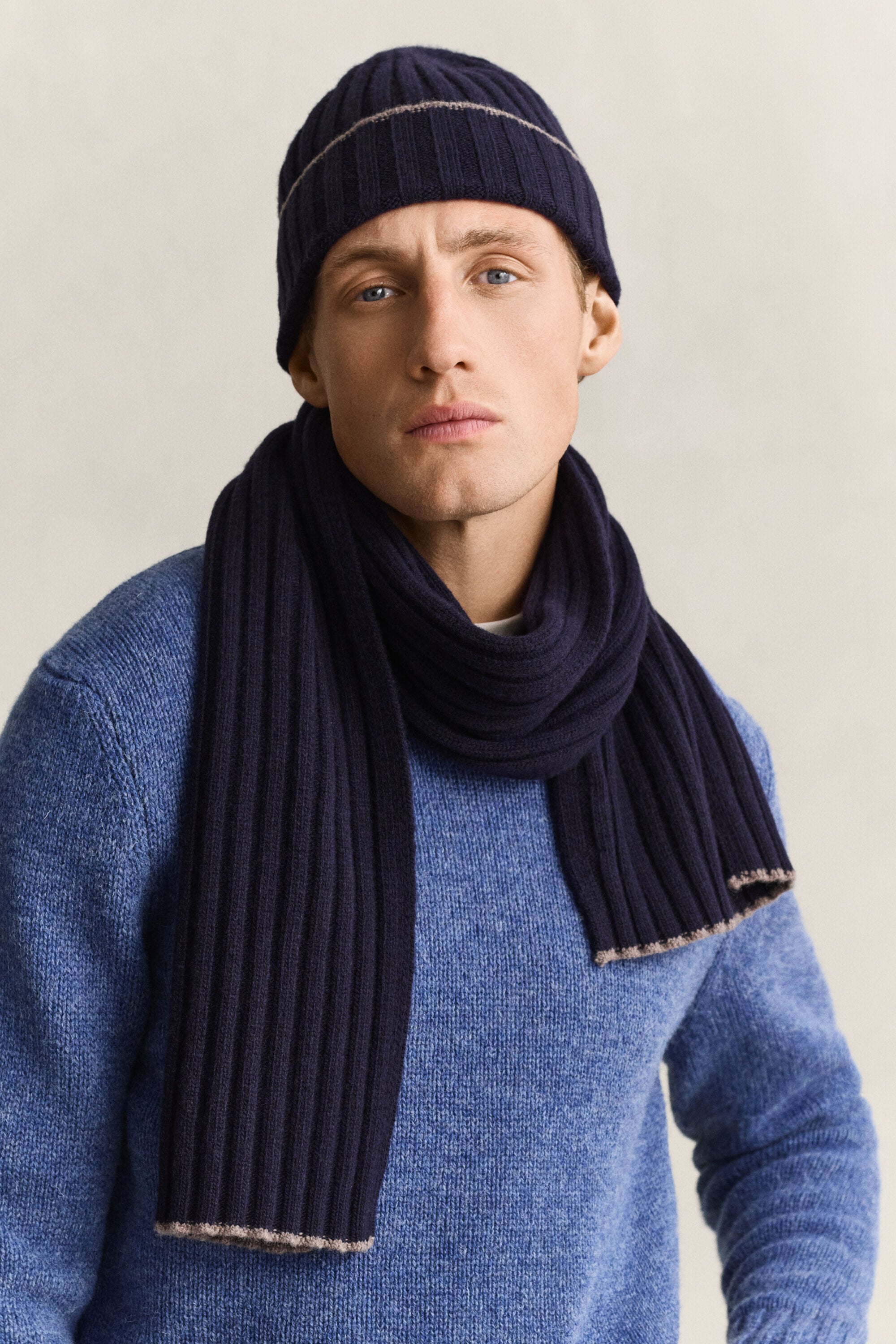 Set de regalo ribeteado con bufanda y gorro