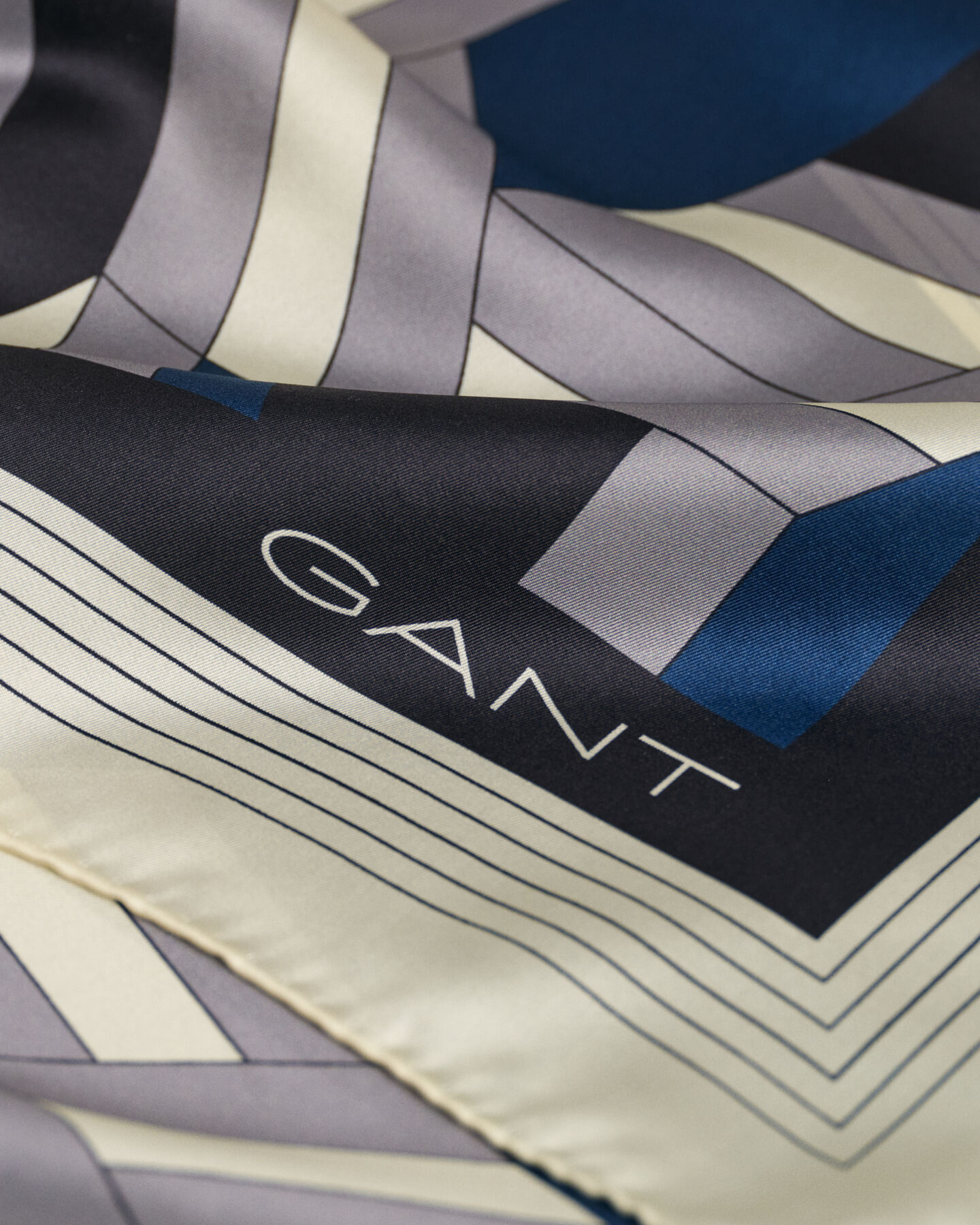 Pañuelo de seda con letras estampadas