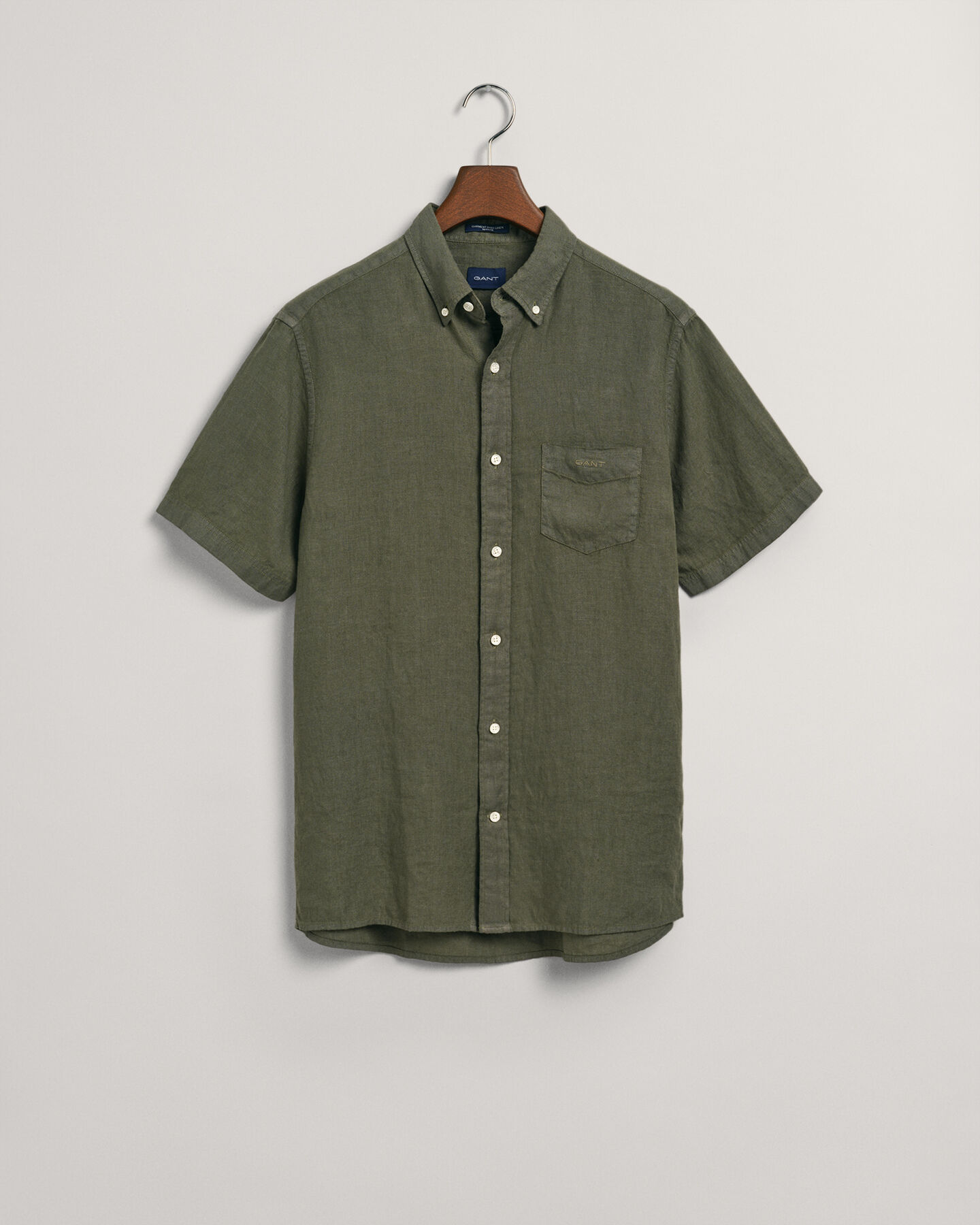 Camisa Regular Fit de manga corta y lino te&ntilde;ido en prenda