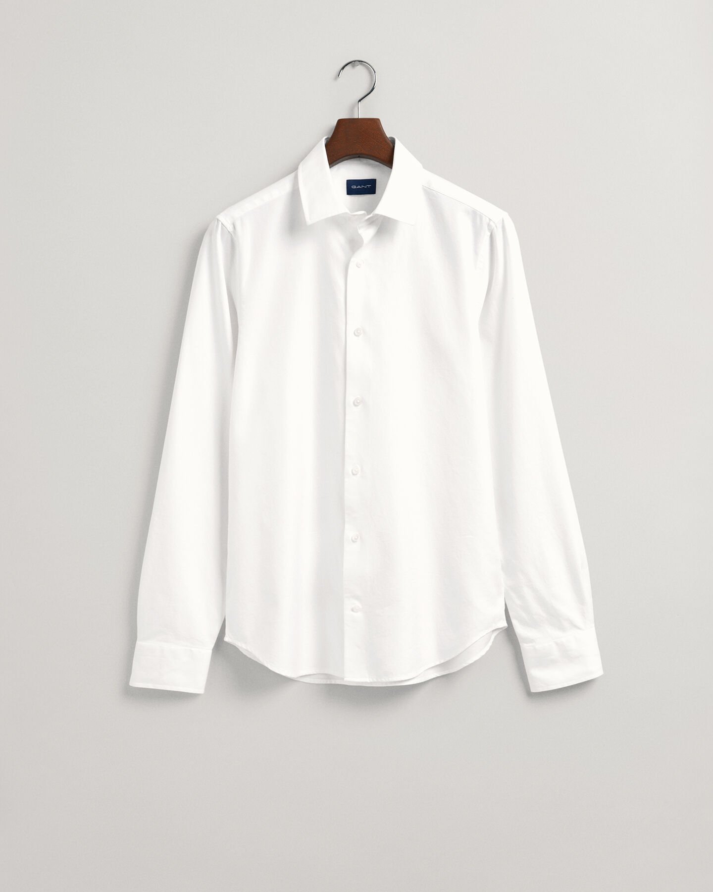 Camisa Slim Fit de sarga en color liso