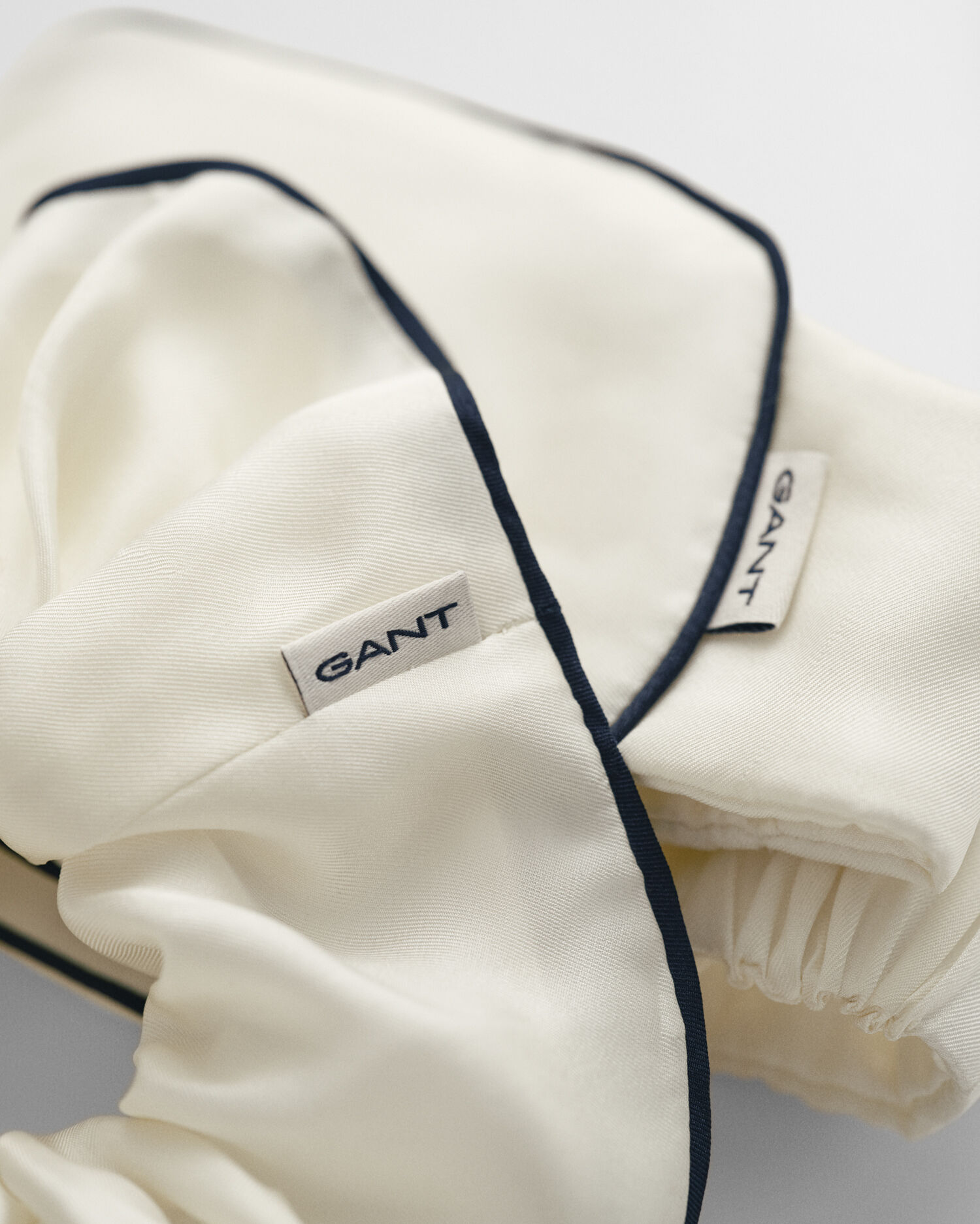 Set de regalo con coletero y antifaz para dormir en seda