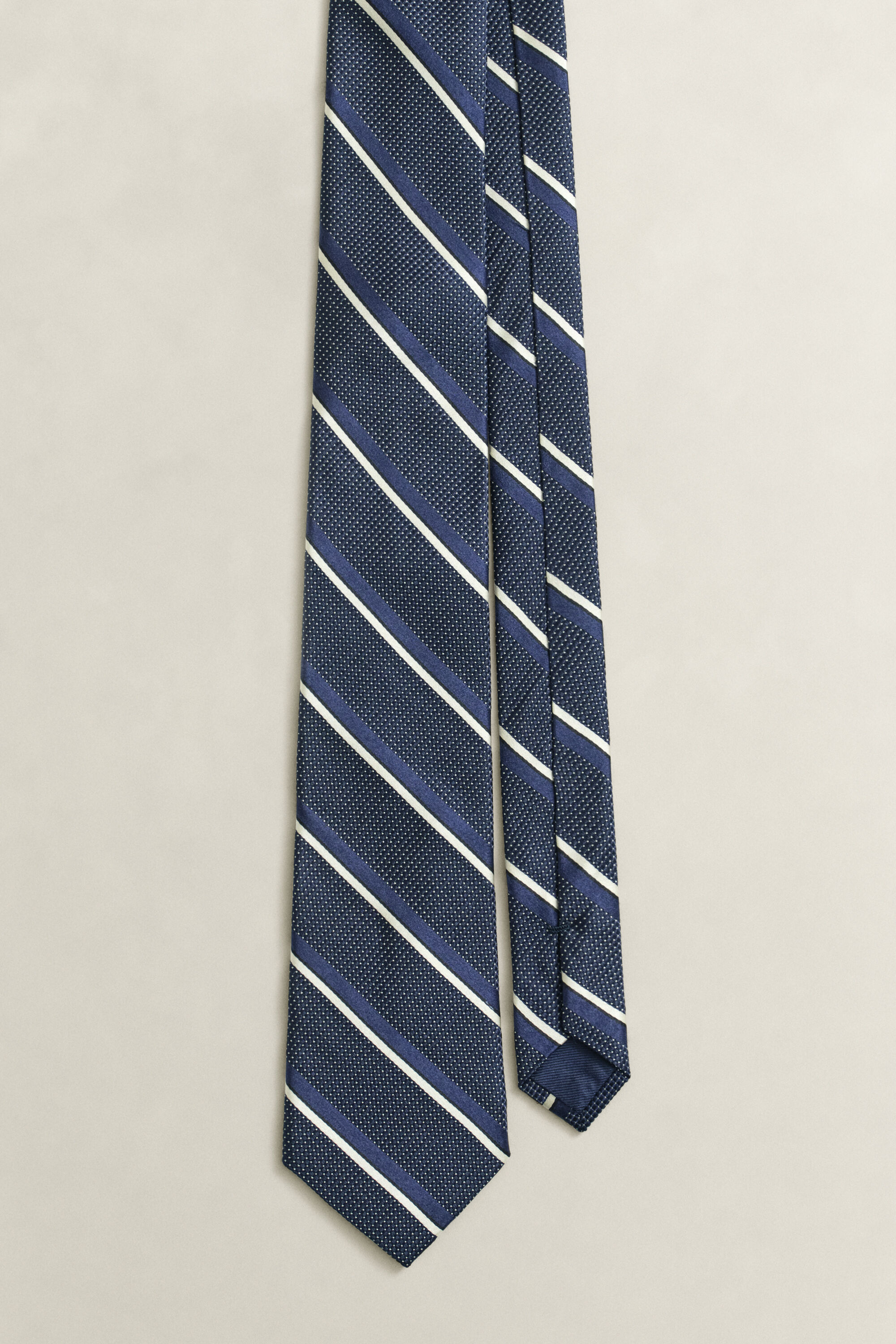 Corbata de rayas con textura labrada