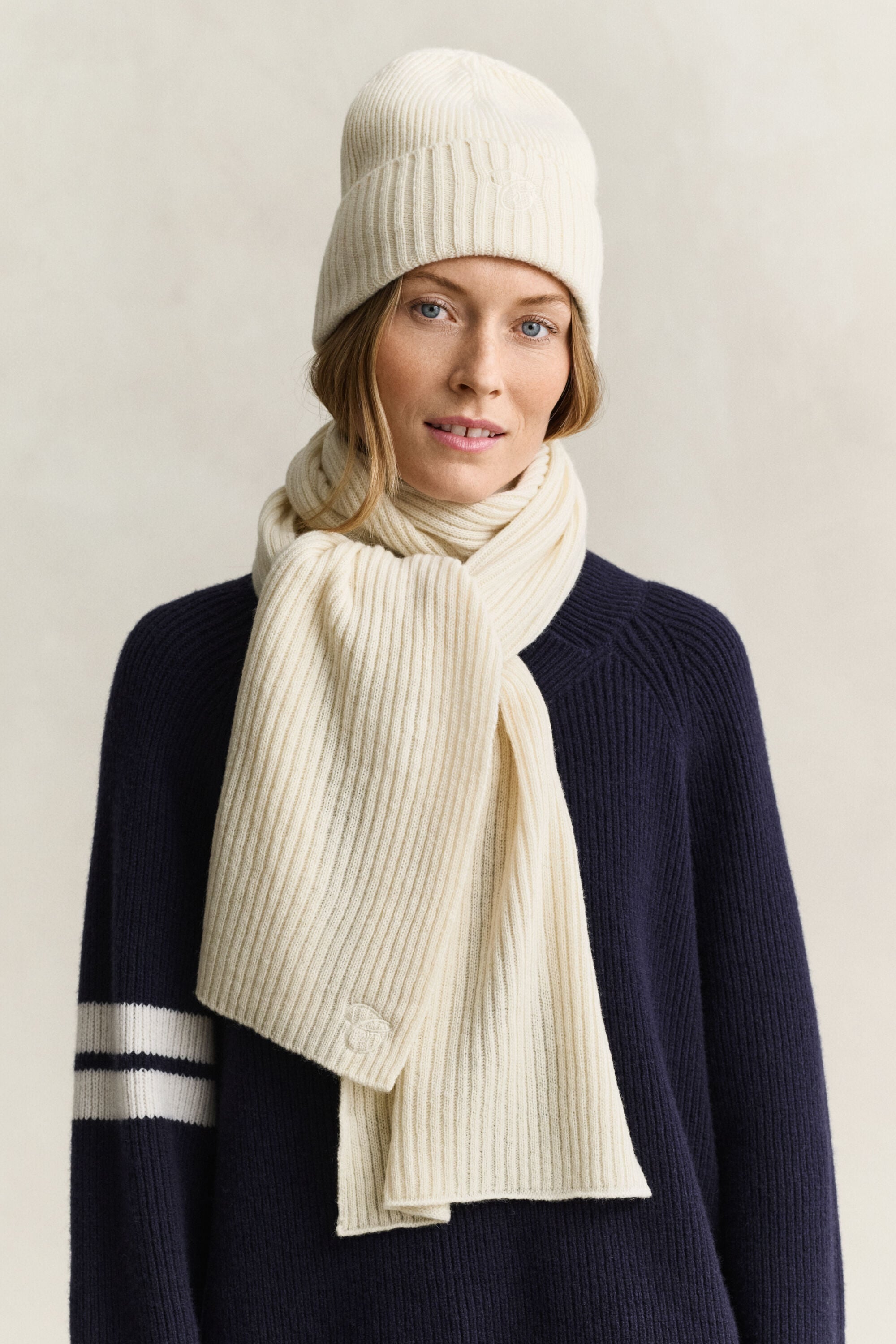 Set de regalo bordado con bufanda y gorro