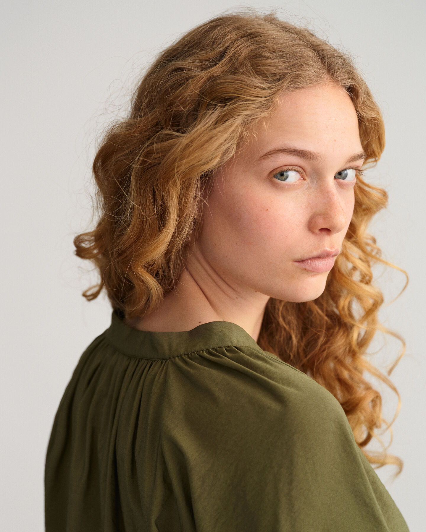 Blusa con cuello recto