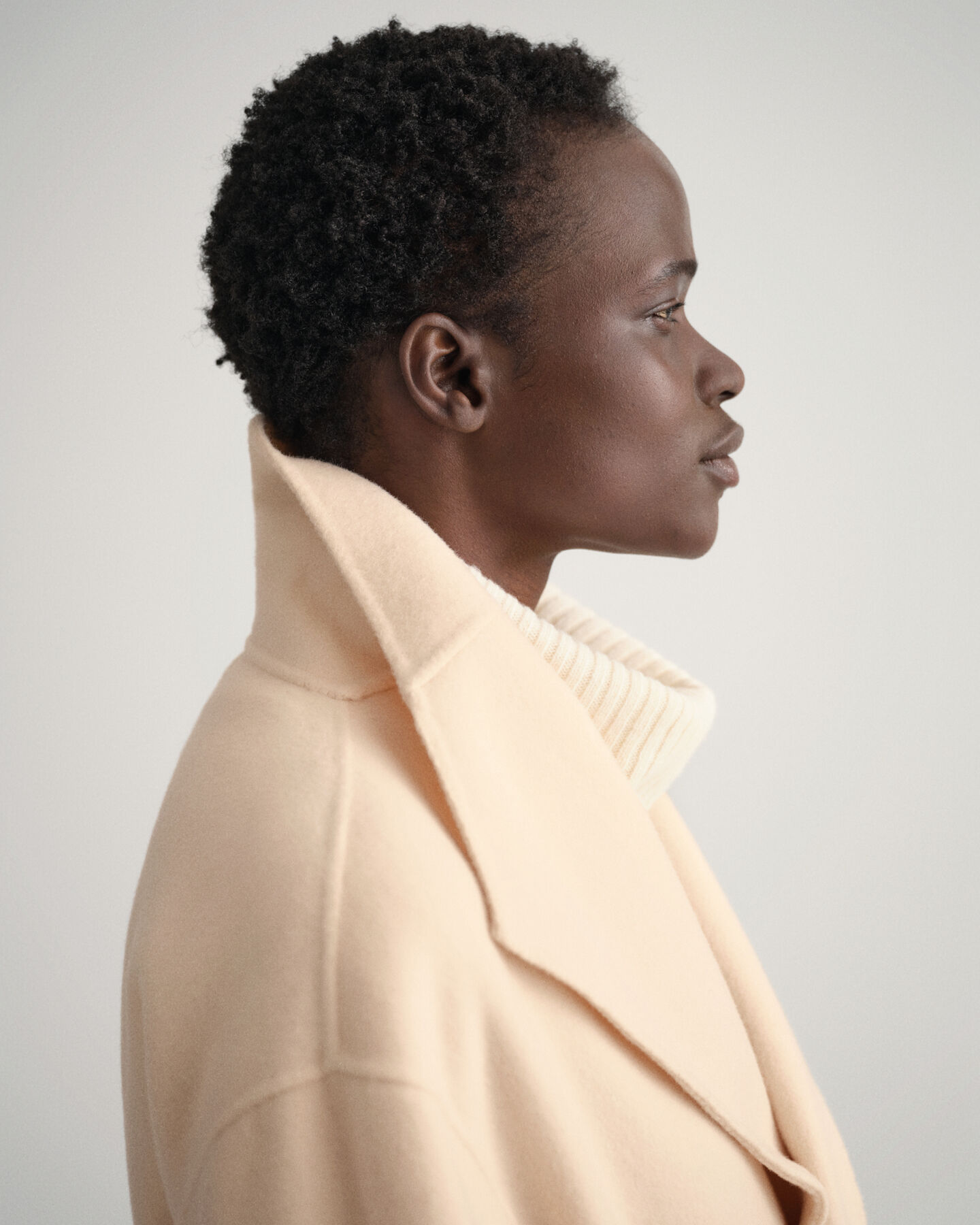 Abrigo cosido a mano con cinturón