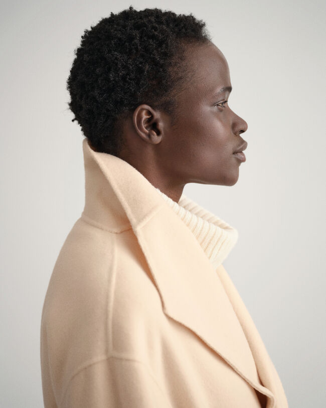 Abrigo cosido a mano con cinturón