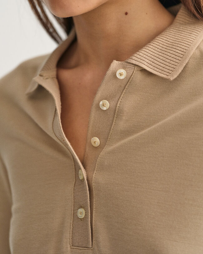 Polo de manga larga con cuello y detalle