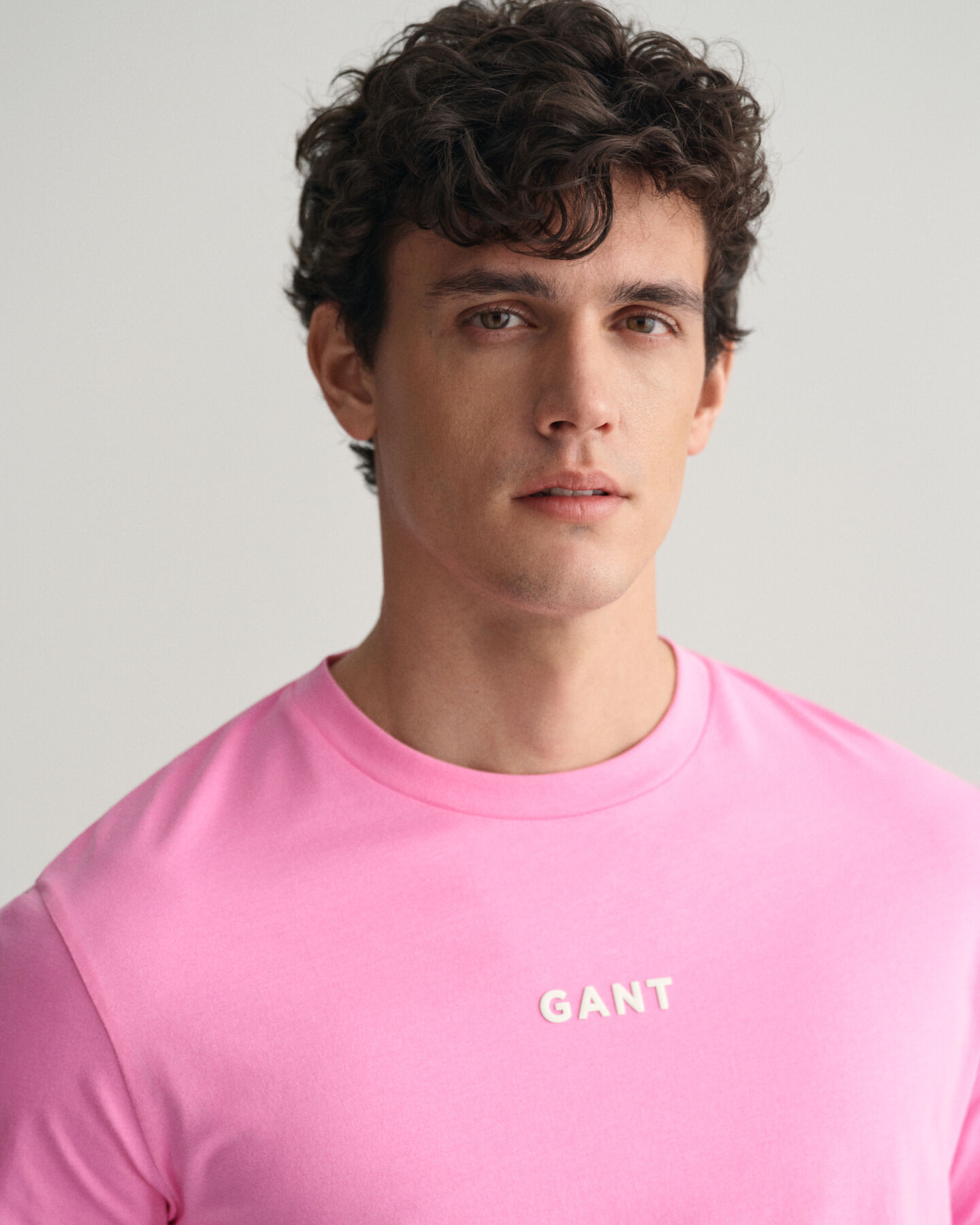 Camiseta GANT Logo peque&ntilde;o en contraste
