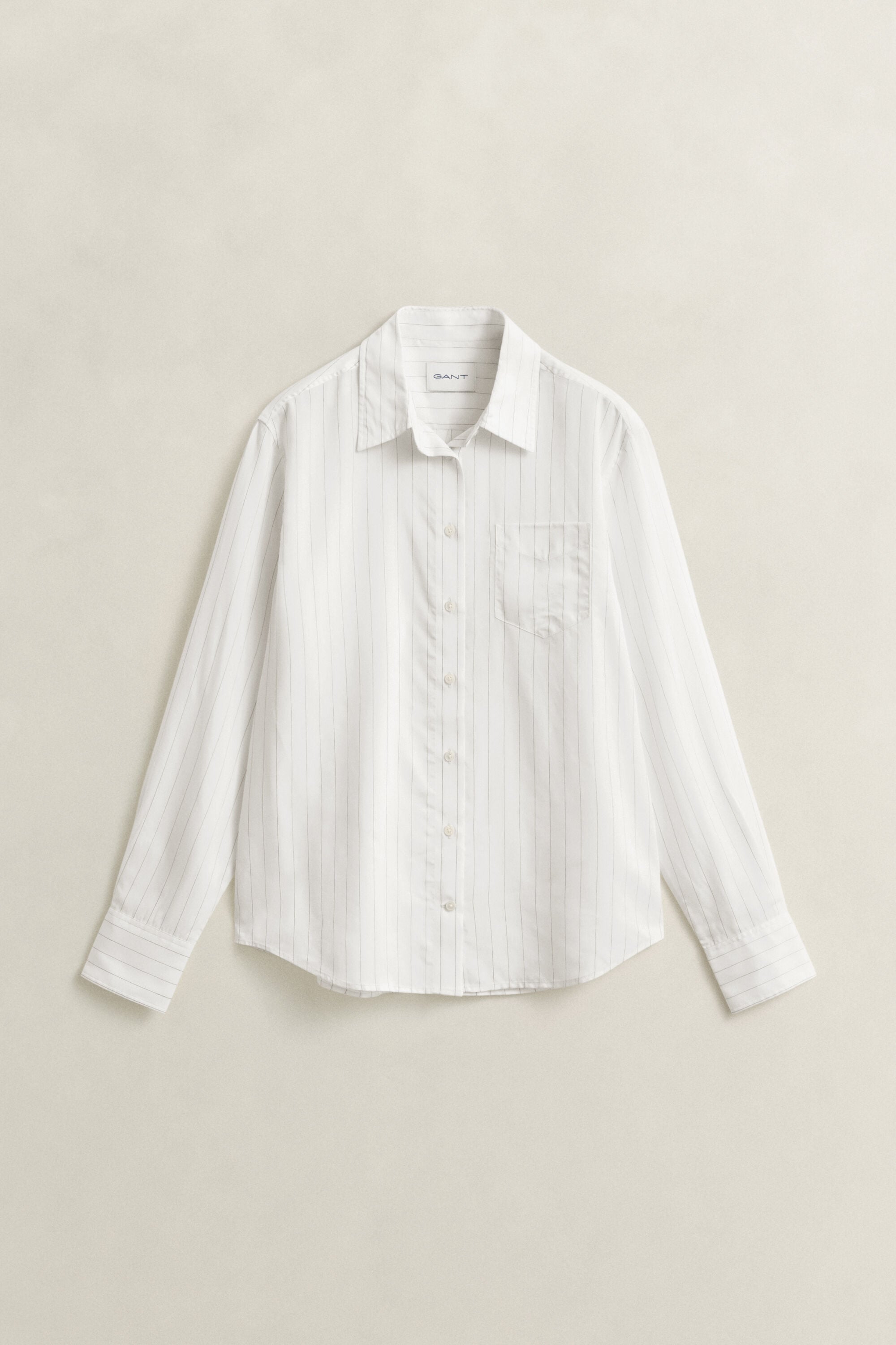 Camisa con detalle posterior plegado