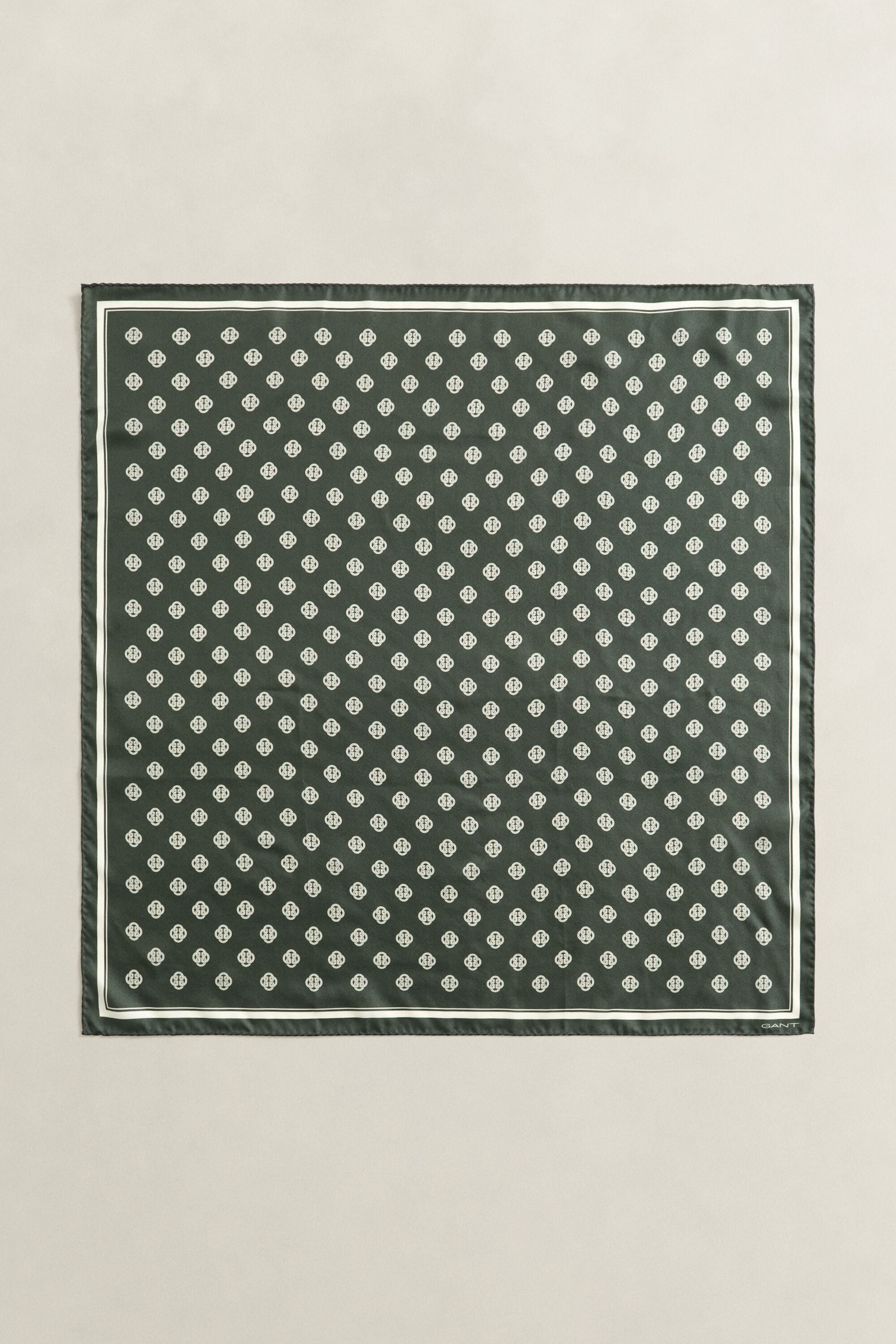 Pañuelo de seda con monograma