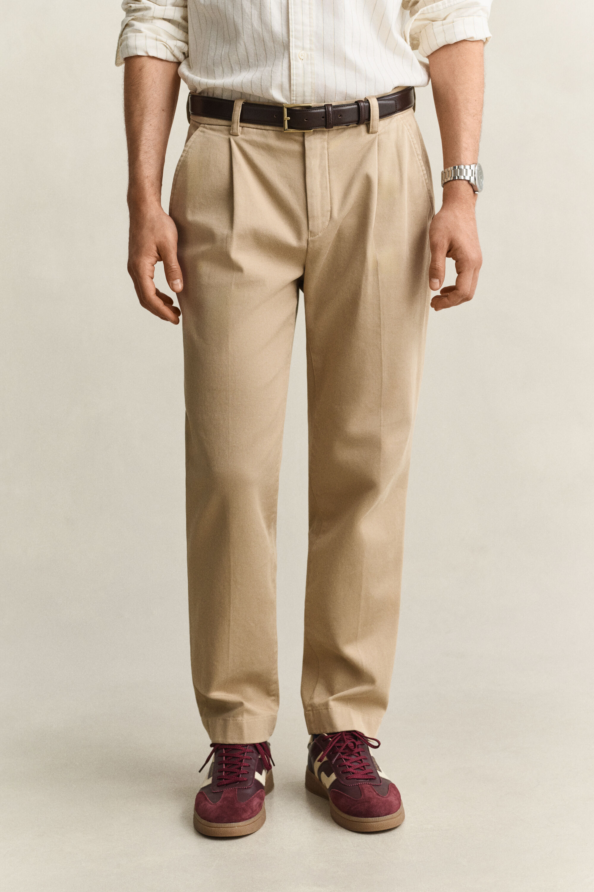 Pantalones chinos ajustados en el bajo
