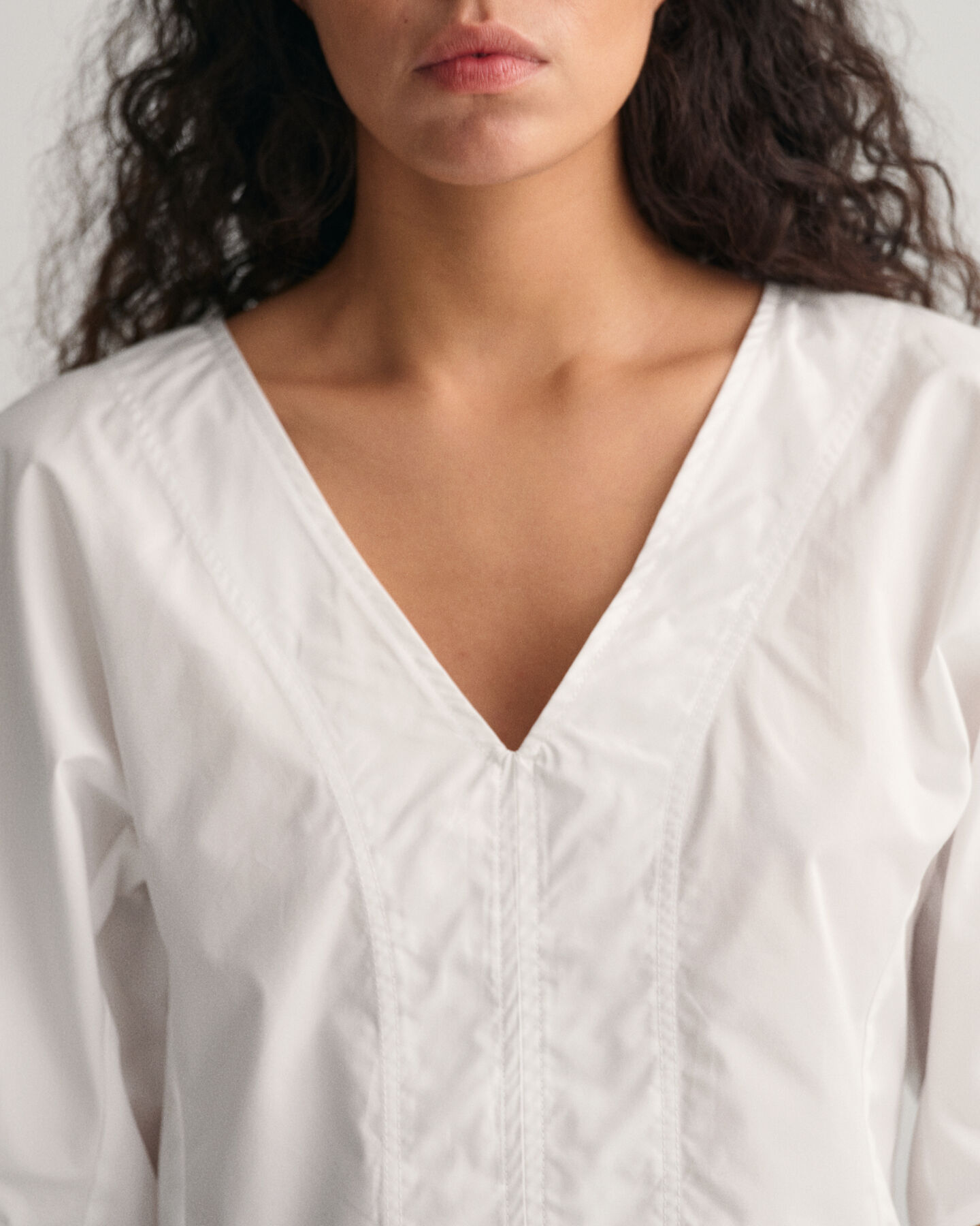 Top con cuello de pico y manga globo