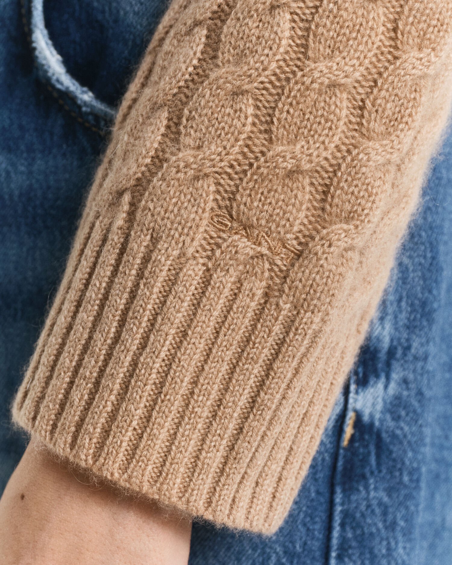 Jersey de cuello redondo en punto de ochos de cachemir