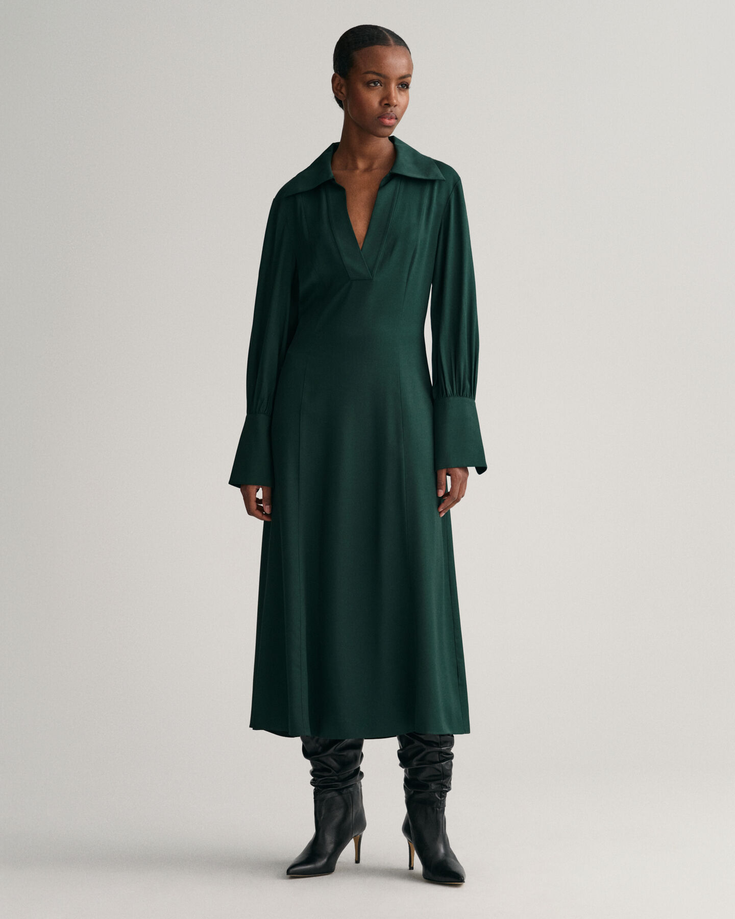 Vestido Slim Fit con pu&ntilde;os anchos