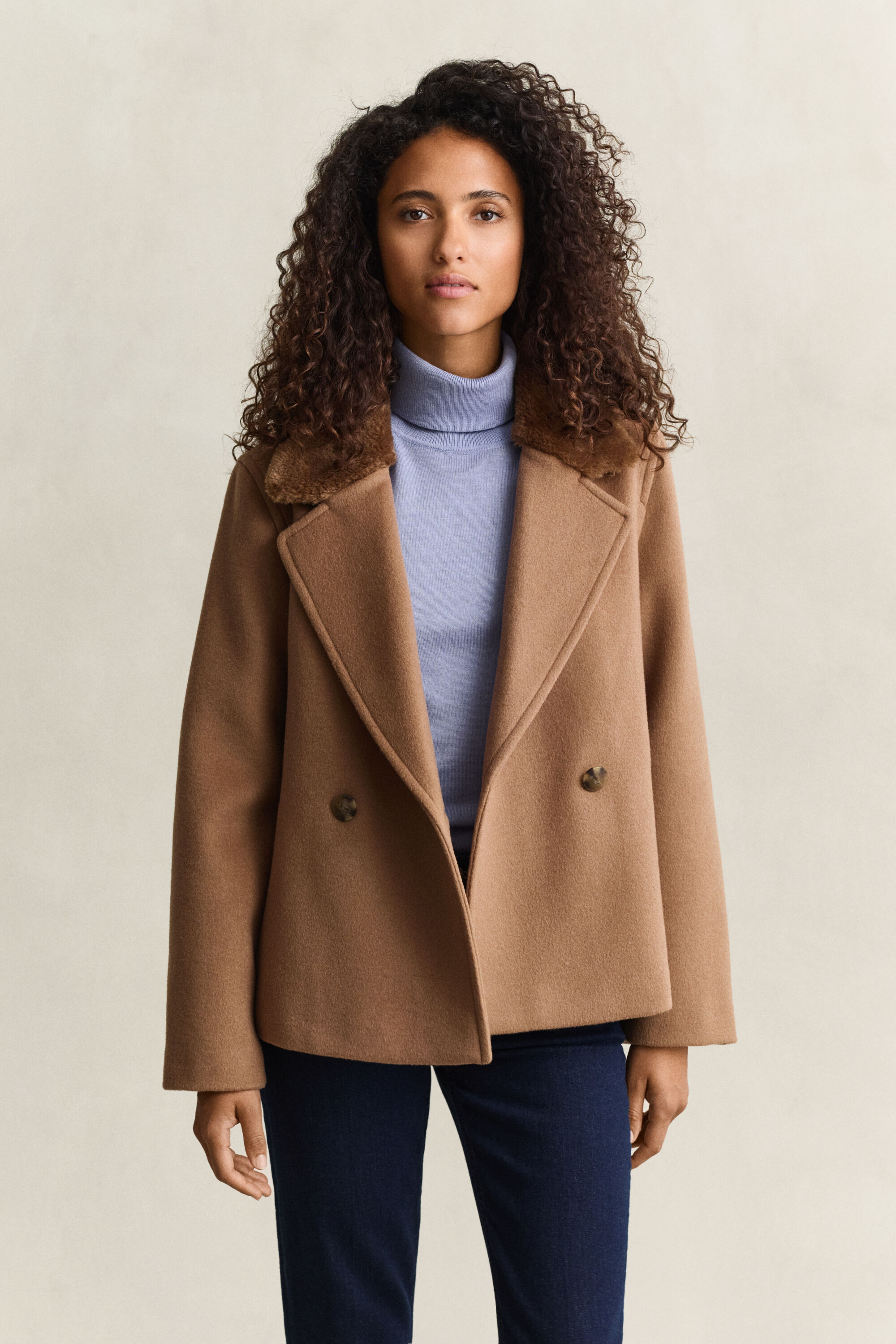 Chaqueta con cuello de pelo sintético